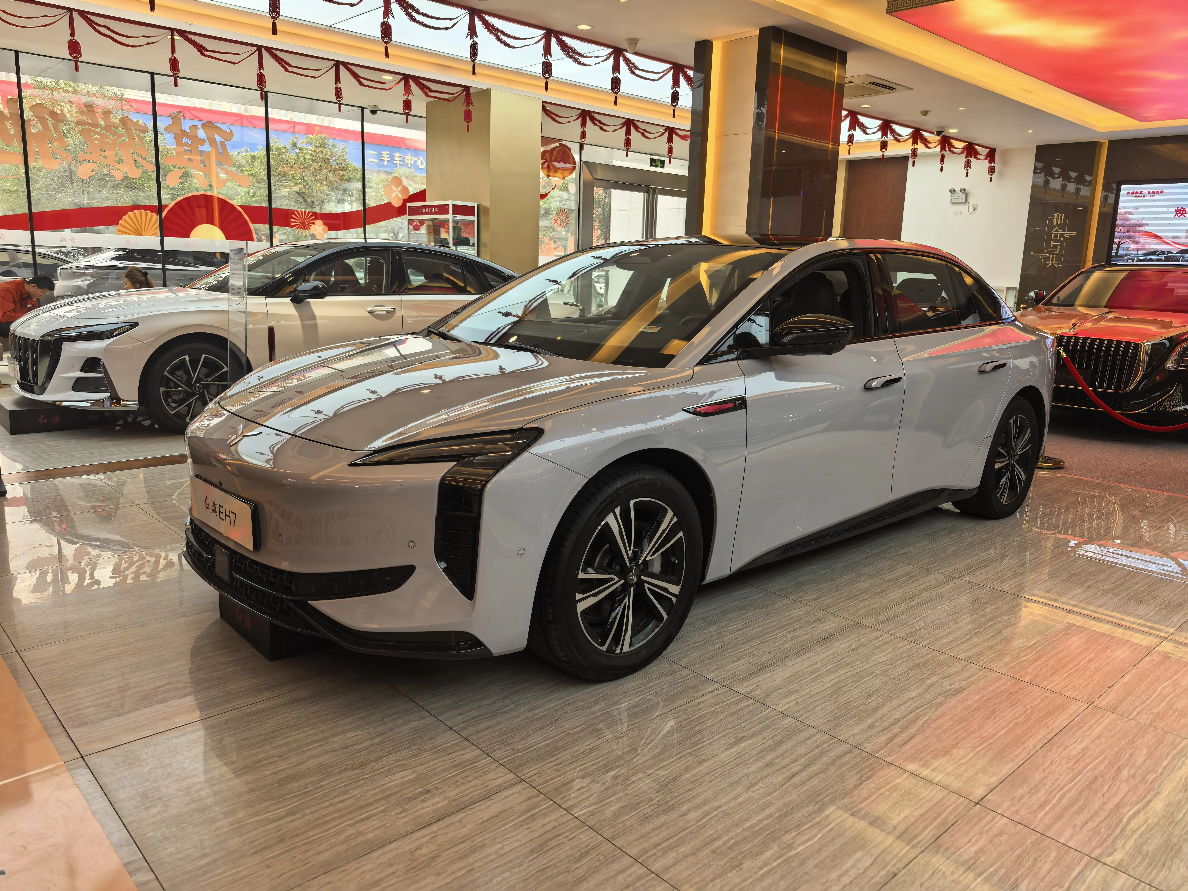 Hongqi EH7  из Китая