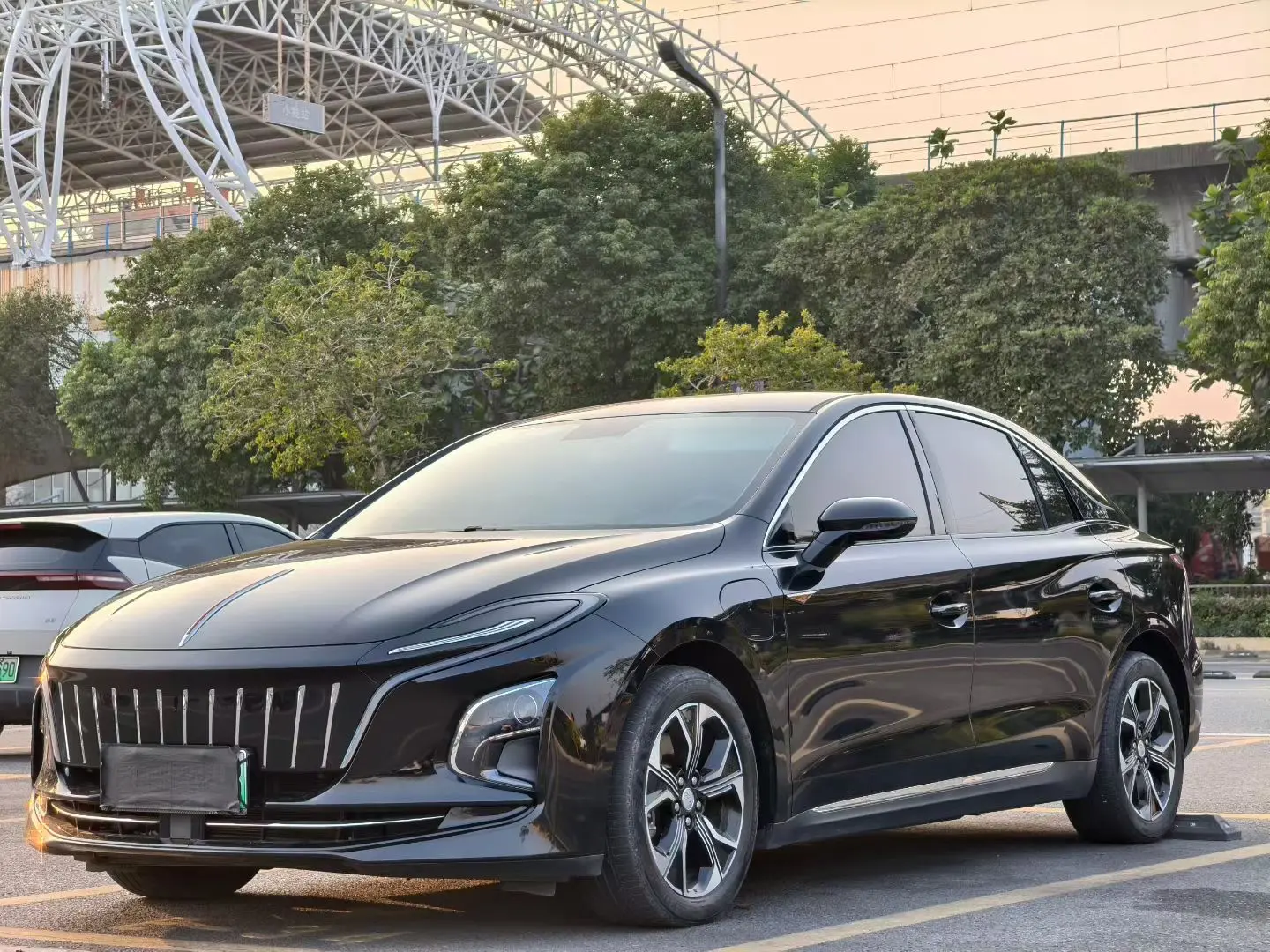 Hongqi E-QM5  из Китая