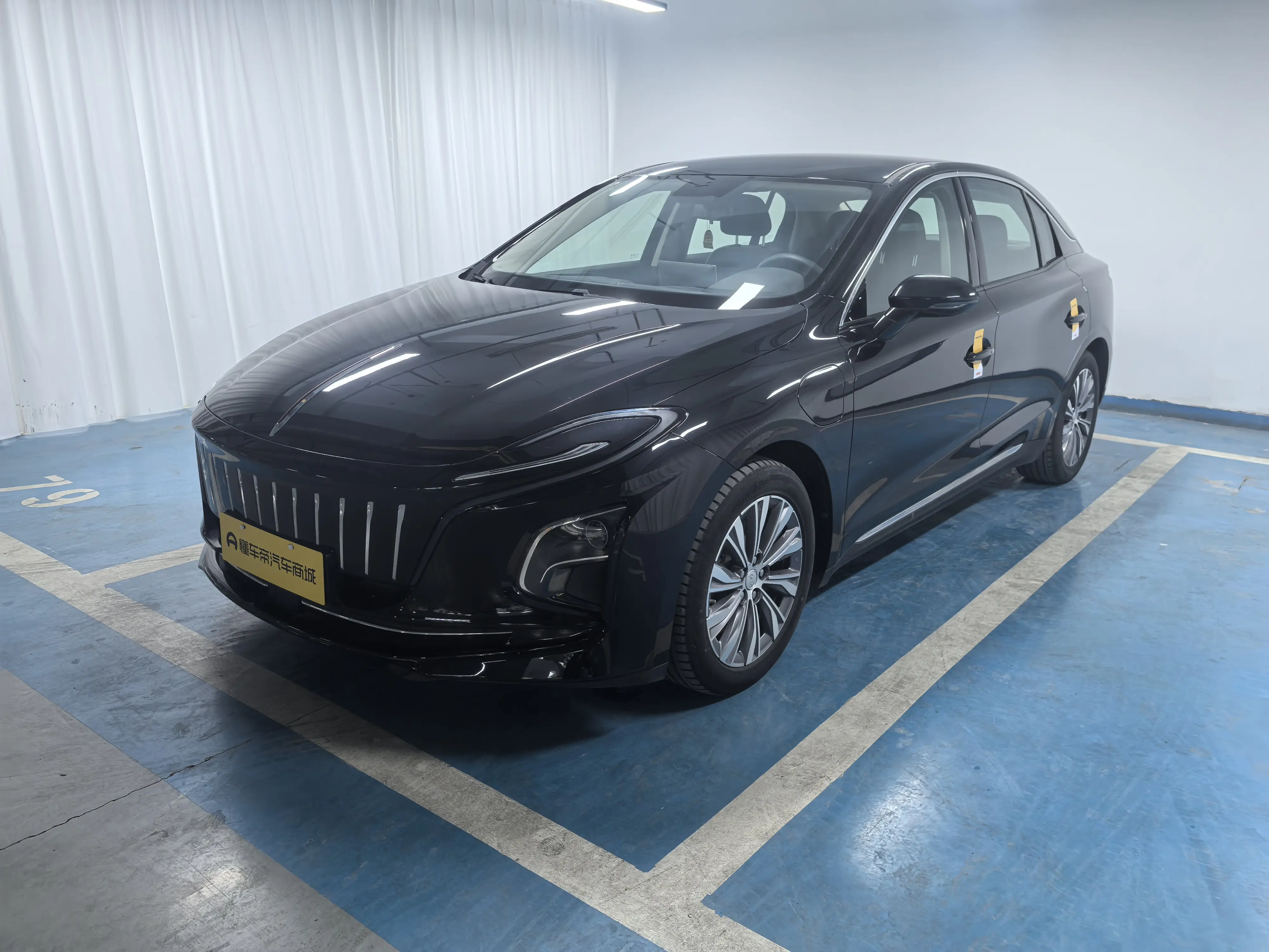 Hongqi E-QM5  из Китая