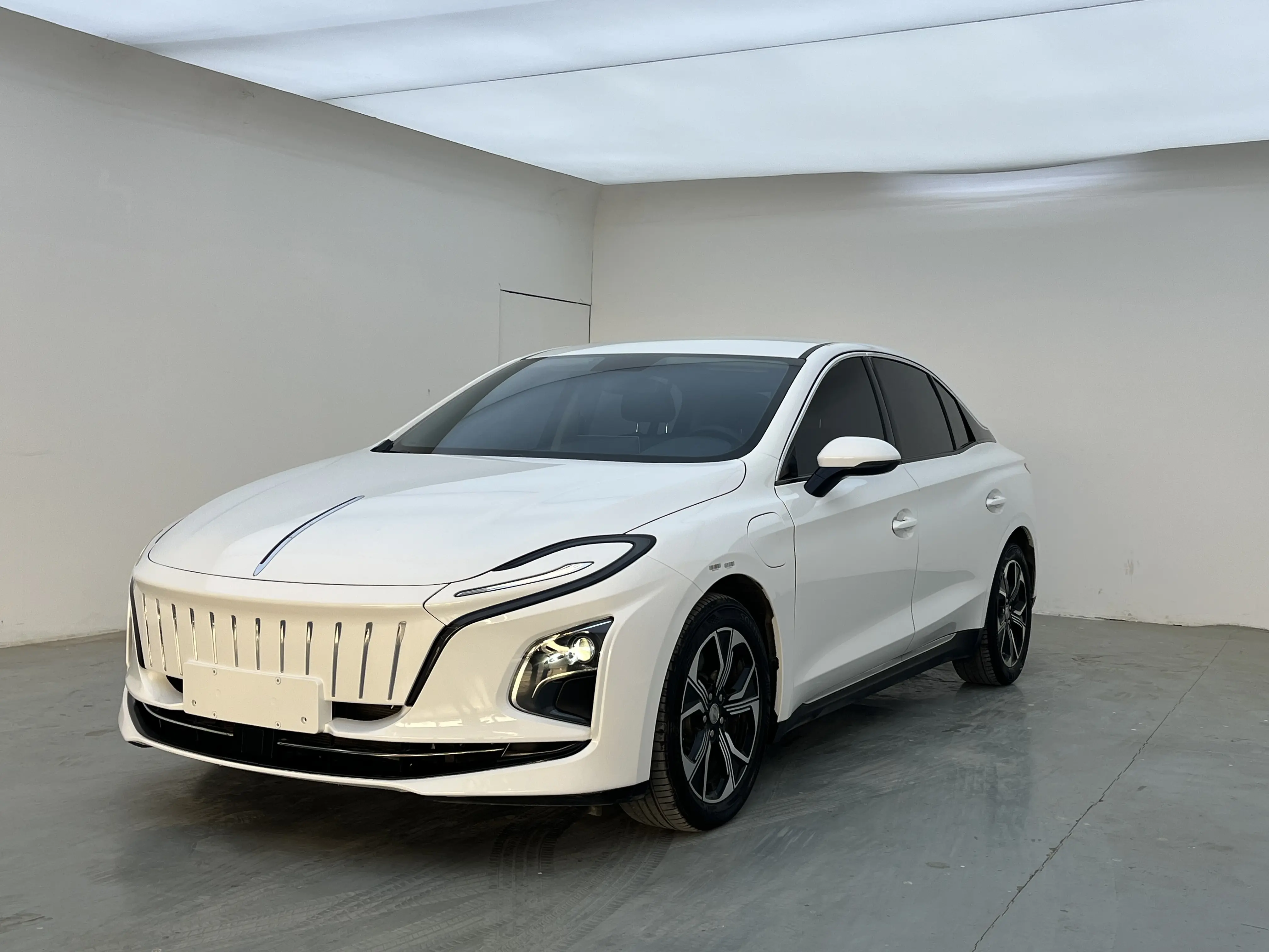 Hongqi E-QM5  из Китая