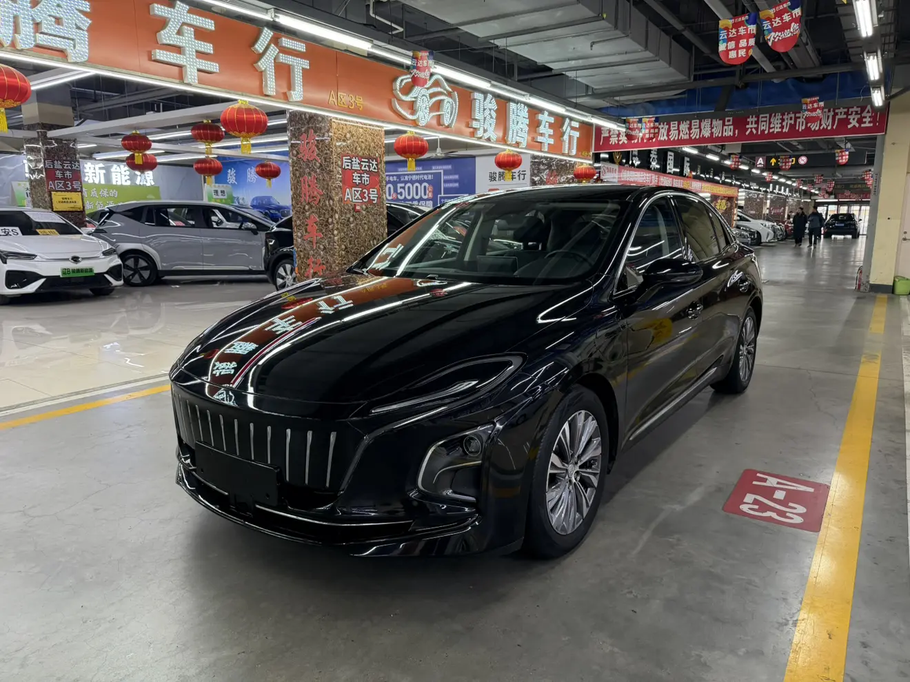 Hongqi E-QM5  из Китая