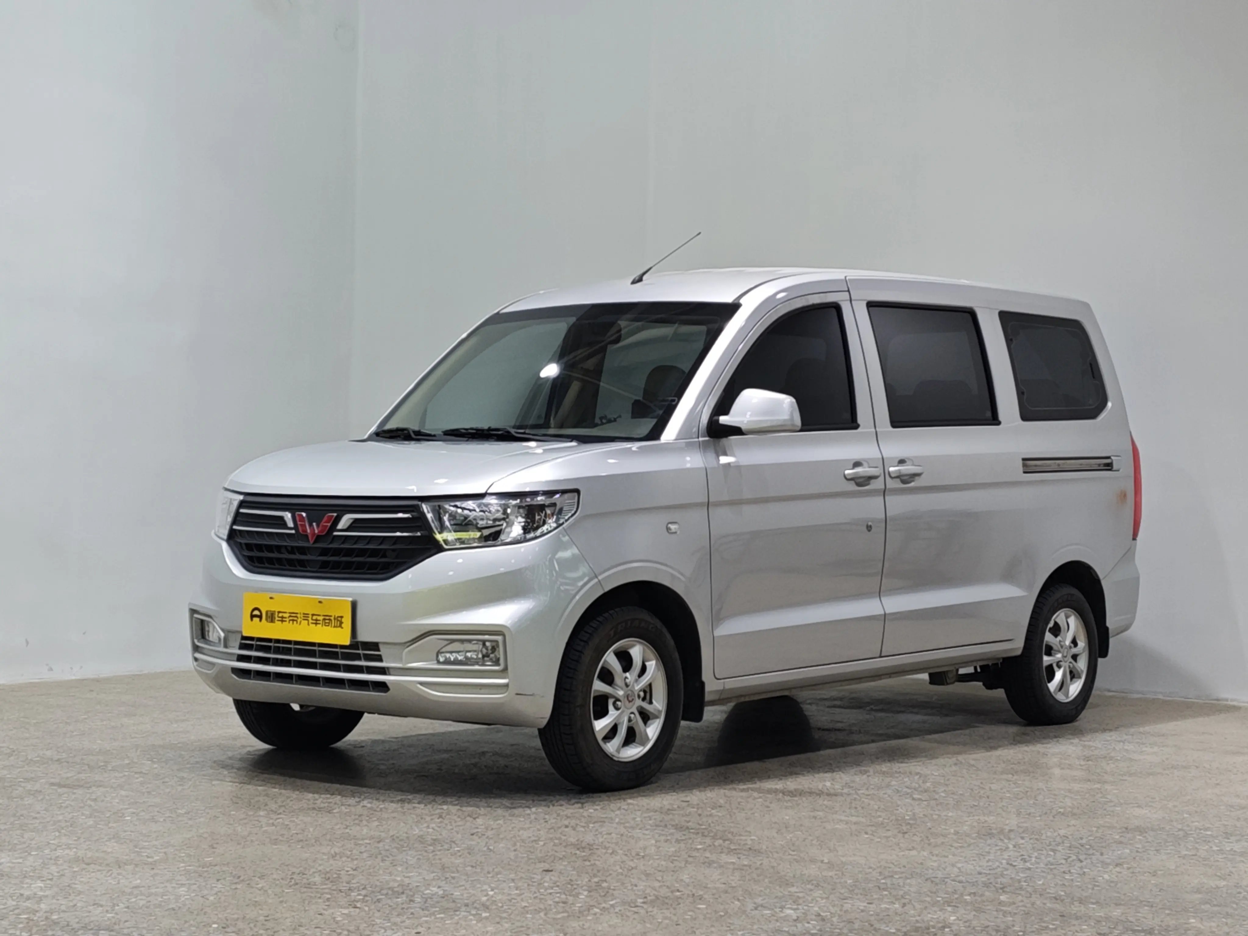 Wuling Hongguang V  из Китая