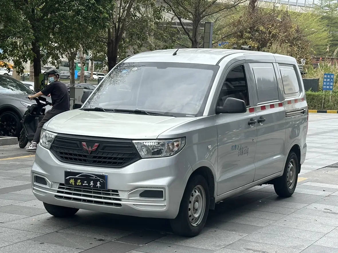 Wuling Hongguang V  из Китая
