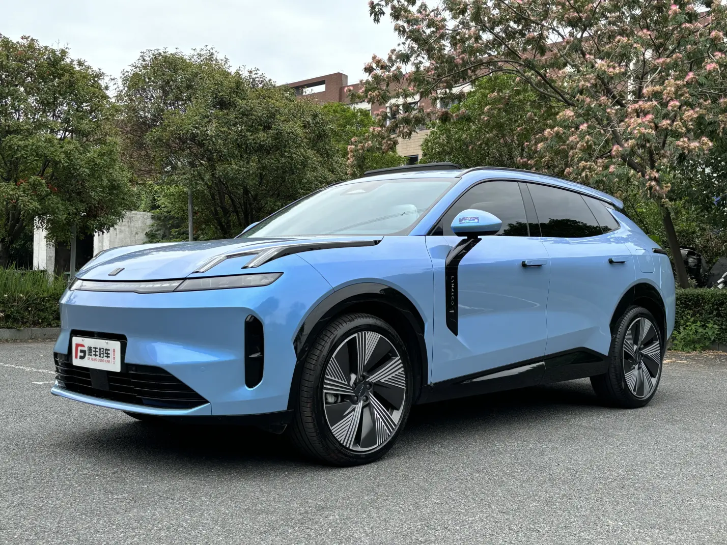 Lynk & Co 08 EM-P