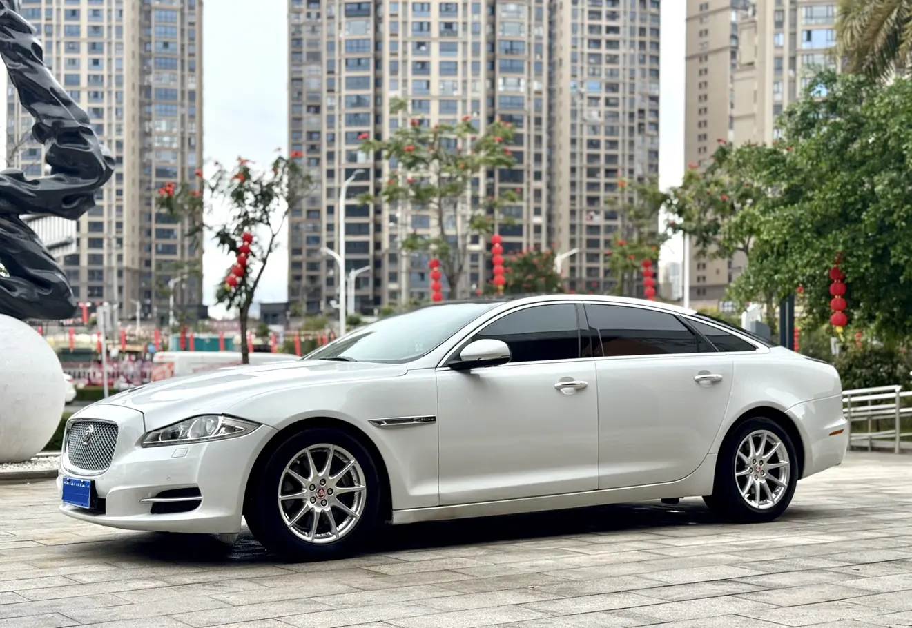 Jaguar XJ