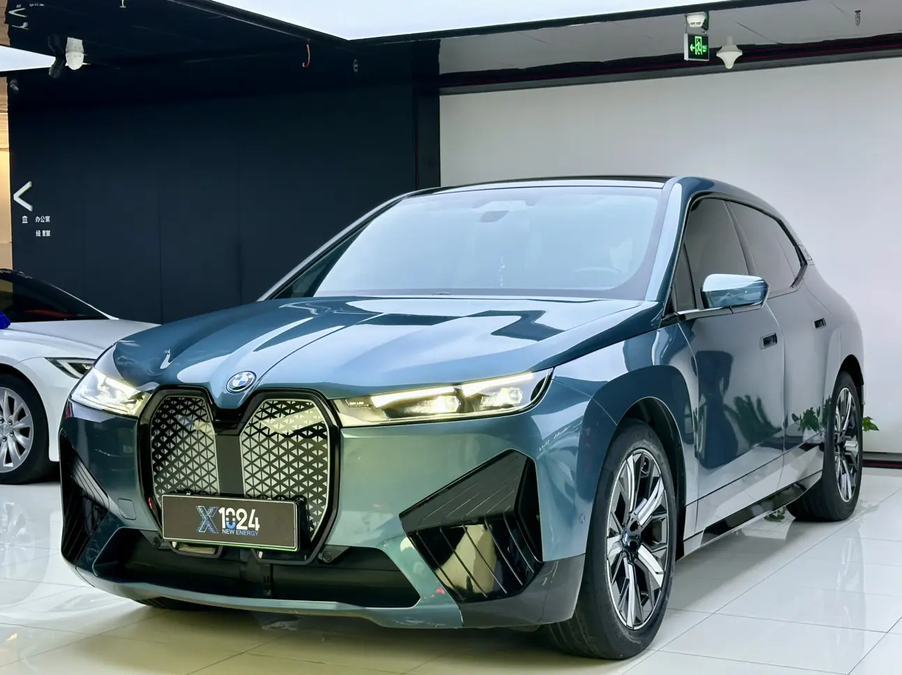 BMW iX  из Китая