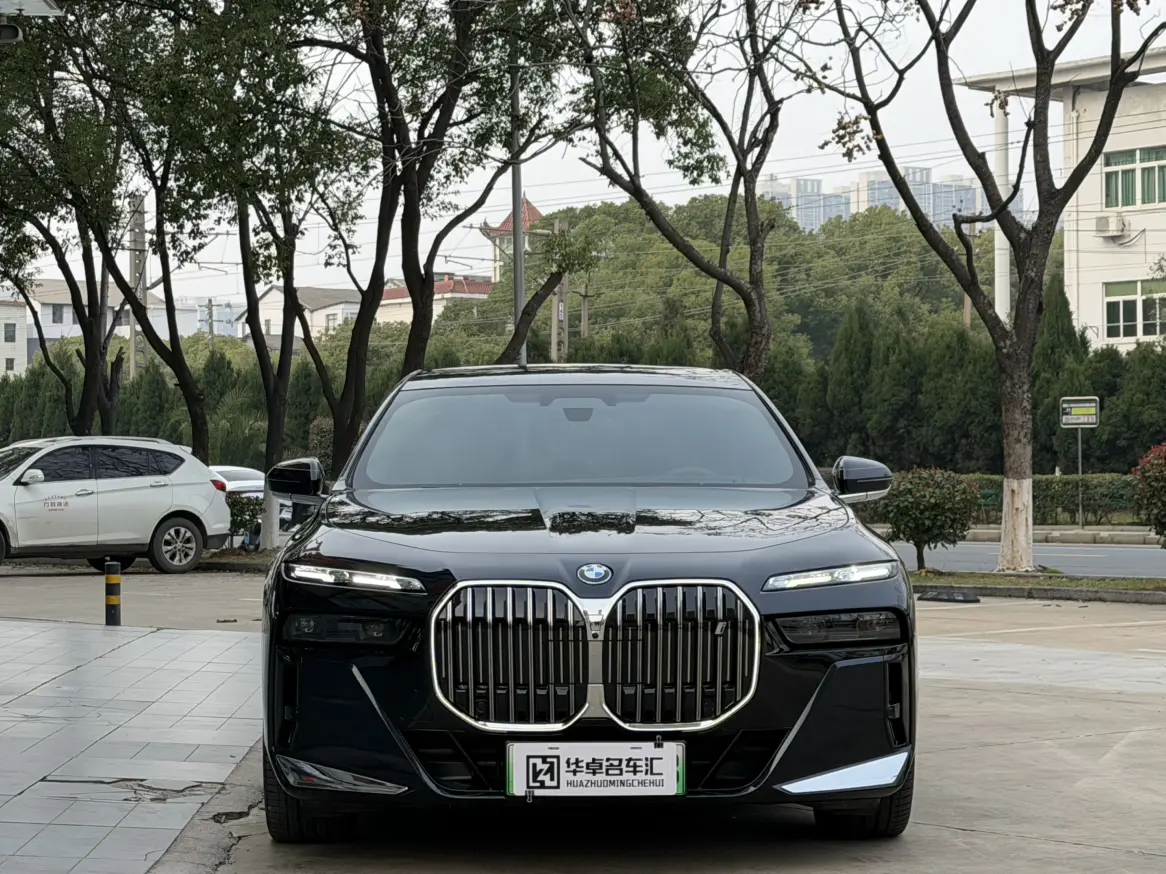 BMW i7  из Китая