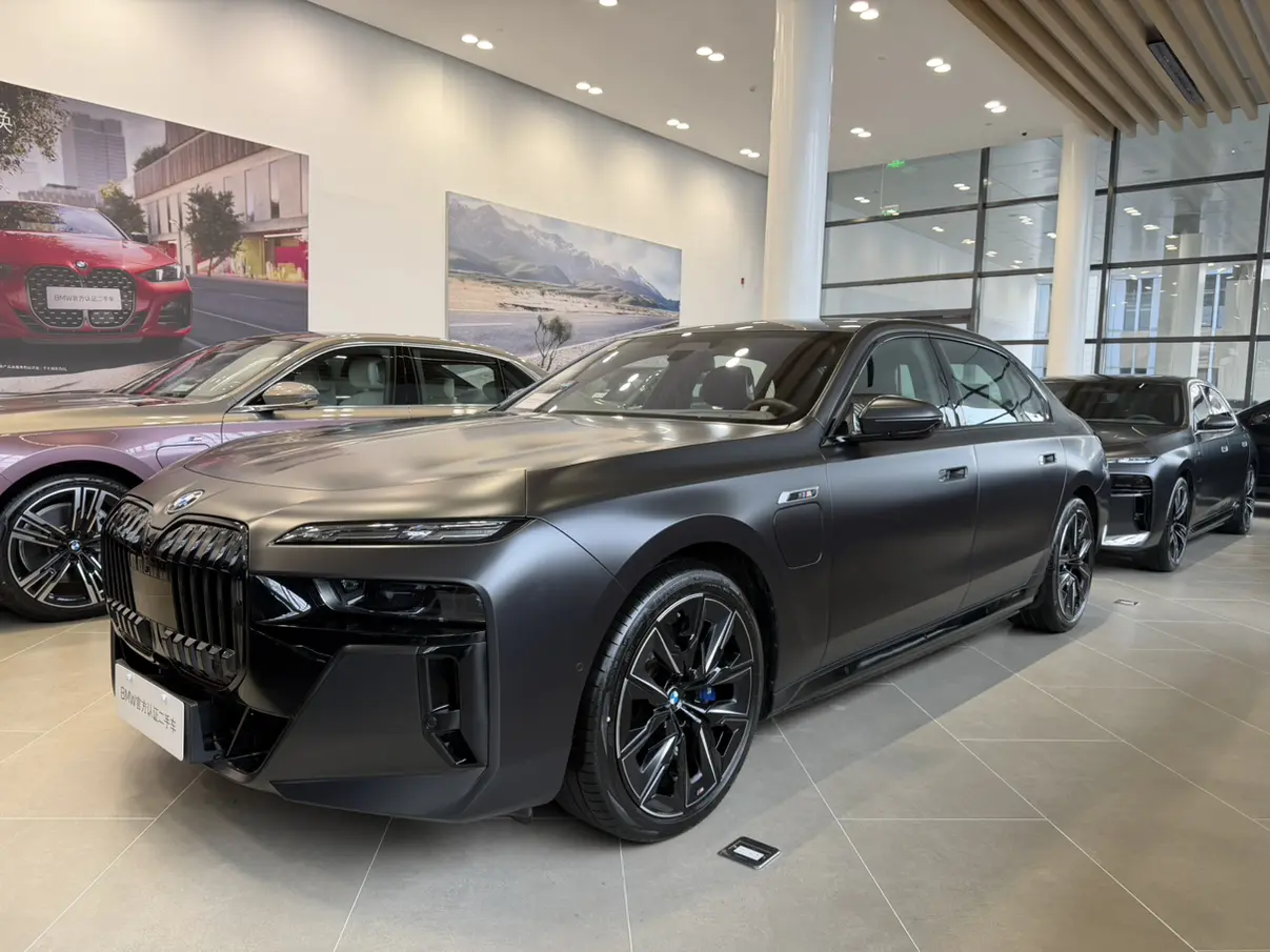 BMW i7  из Китая