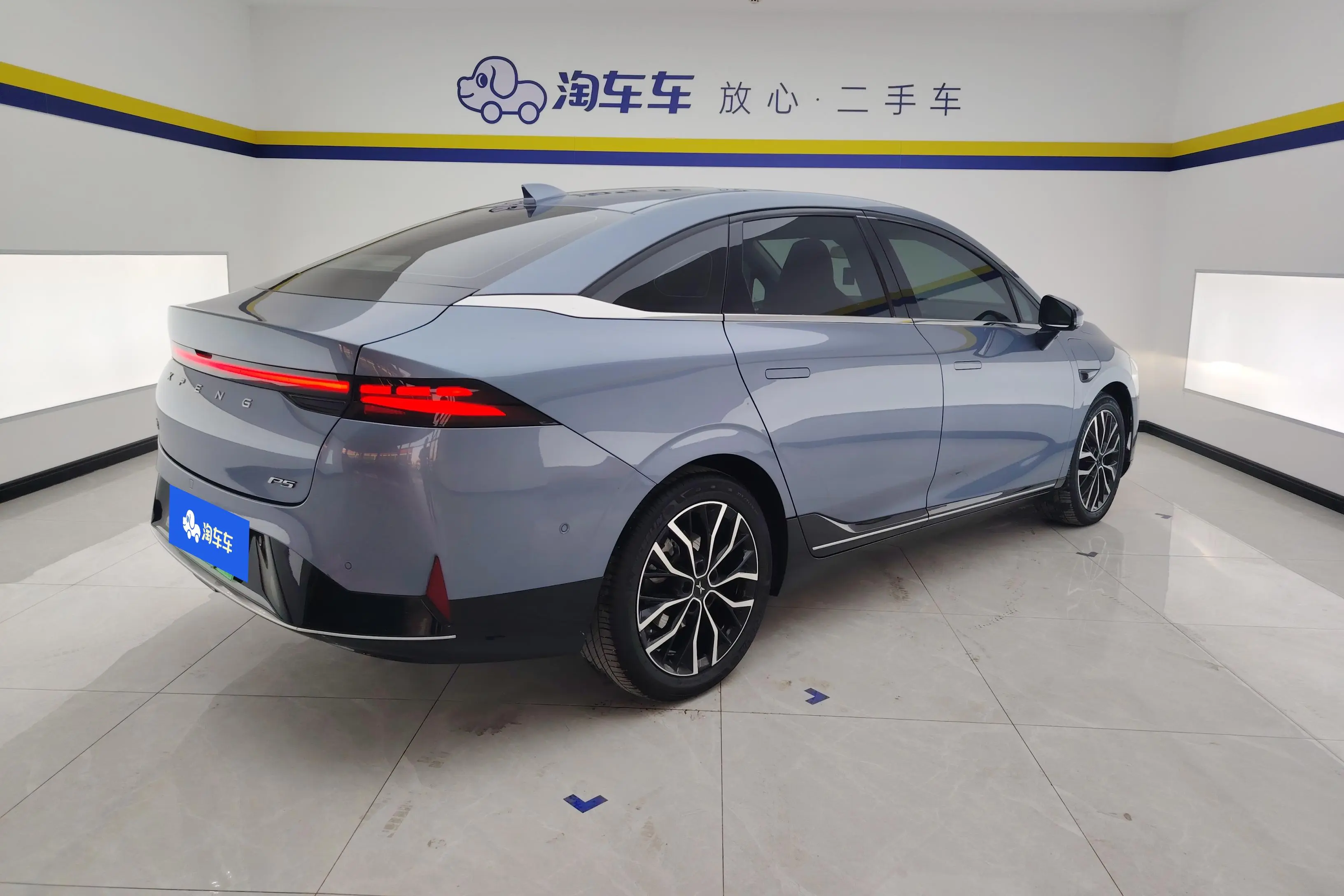 Xpeng P5  из Китая