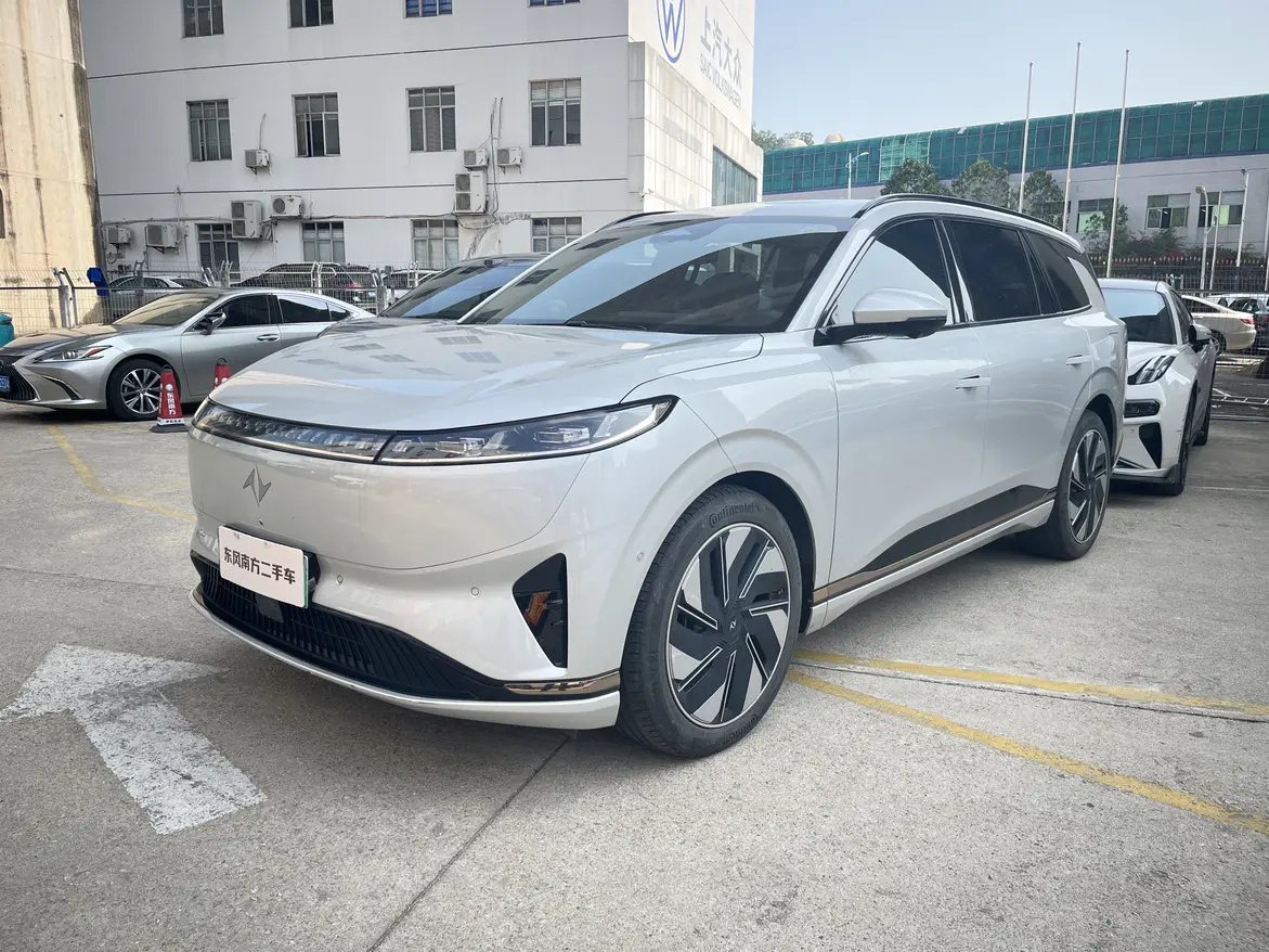 Dongfeng Eπ008  из Китая