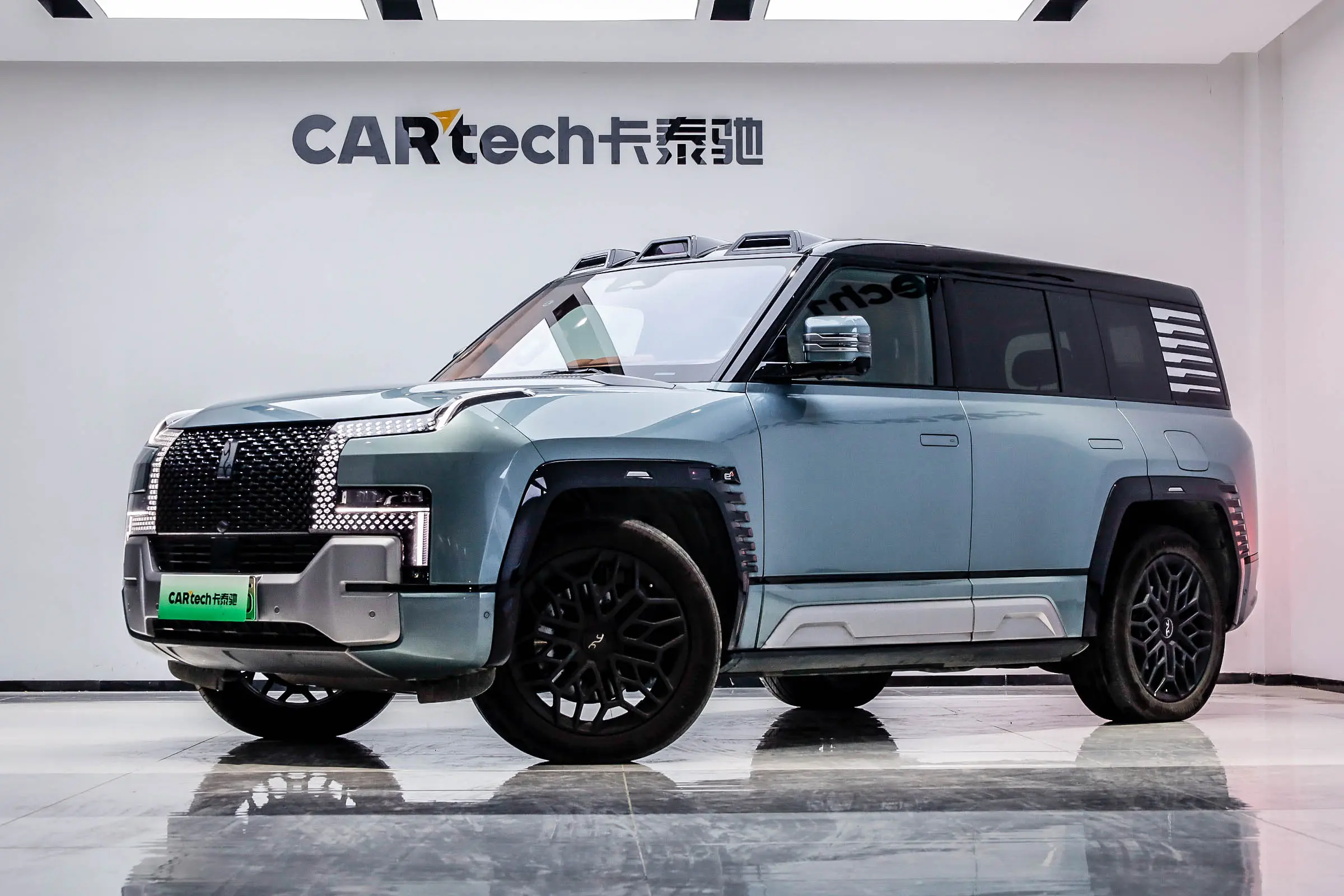 BYD Yangwang U8  из Китая