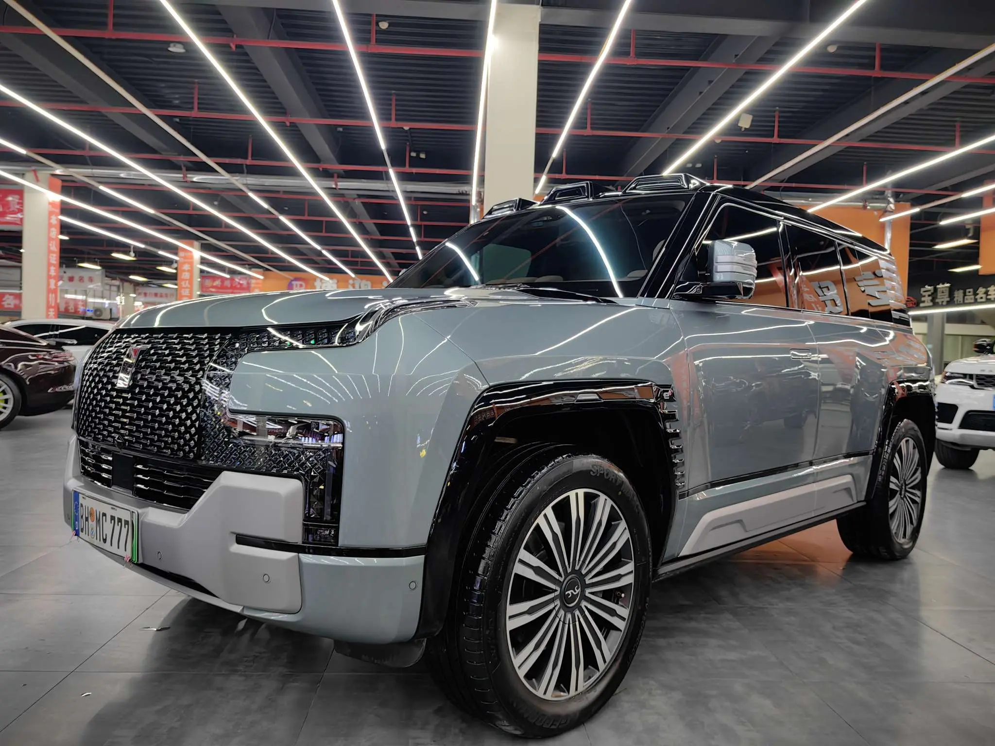 BYD Yangwang U8  из Китая