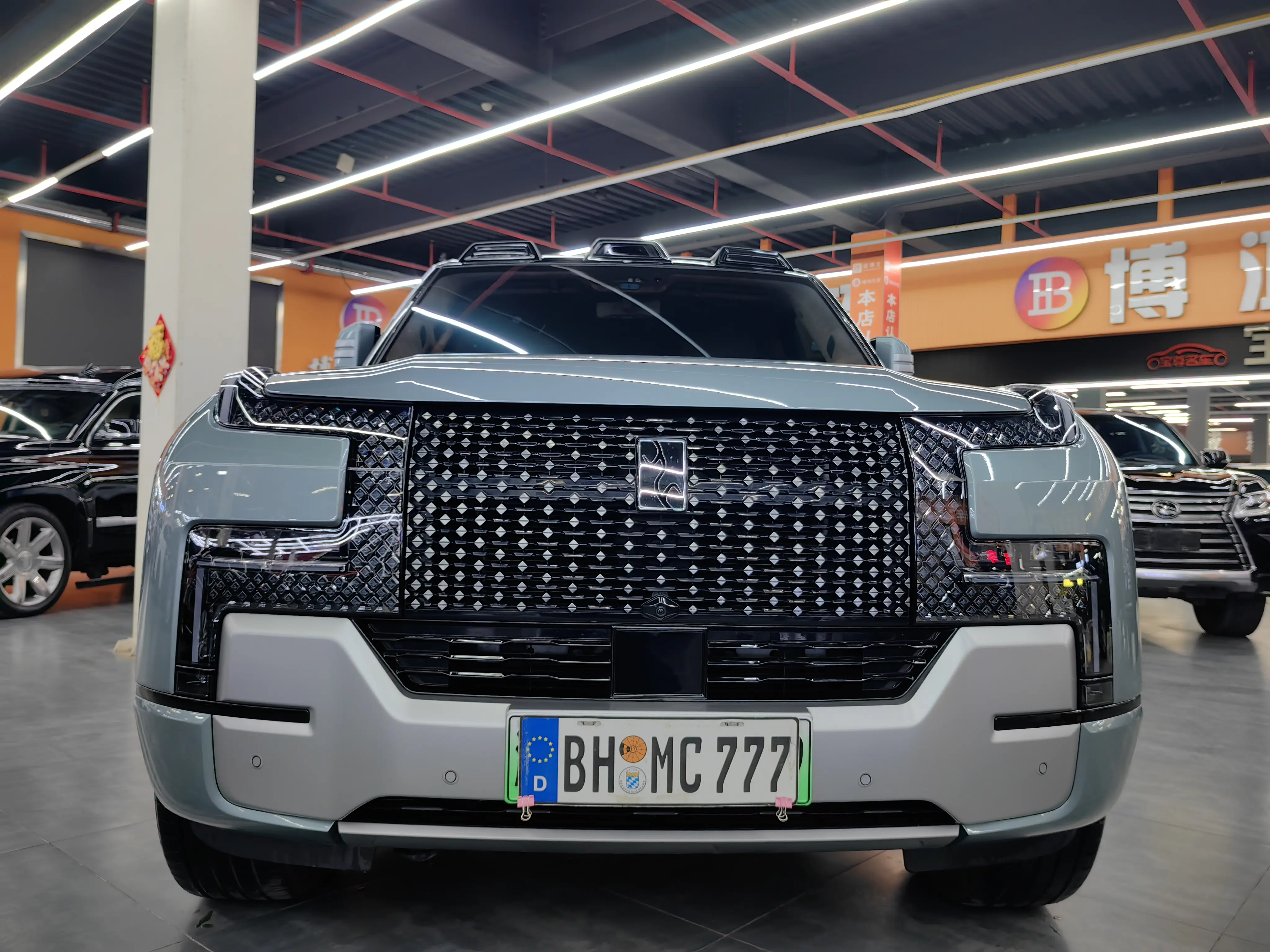 BYD Yangwang U8  из Китая