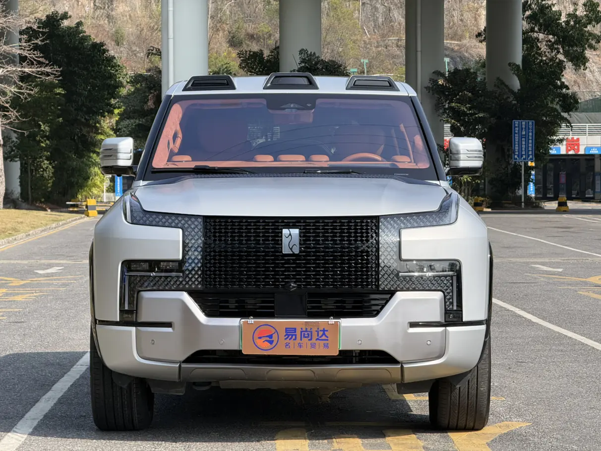 BYD Yangwang U8  из Китая