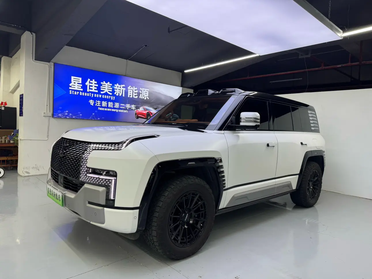 BYD Yangwang U8  из Китая