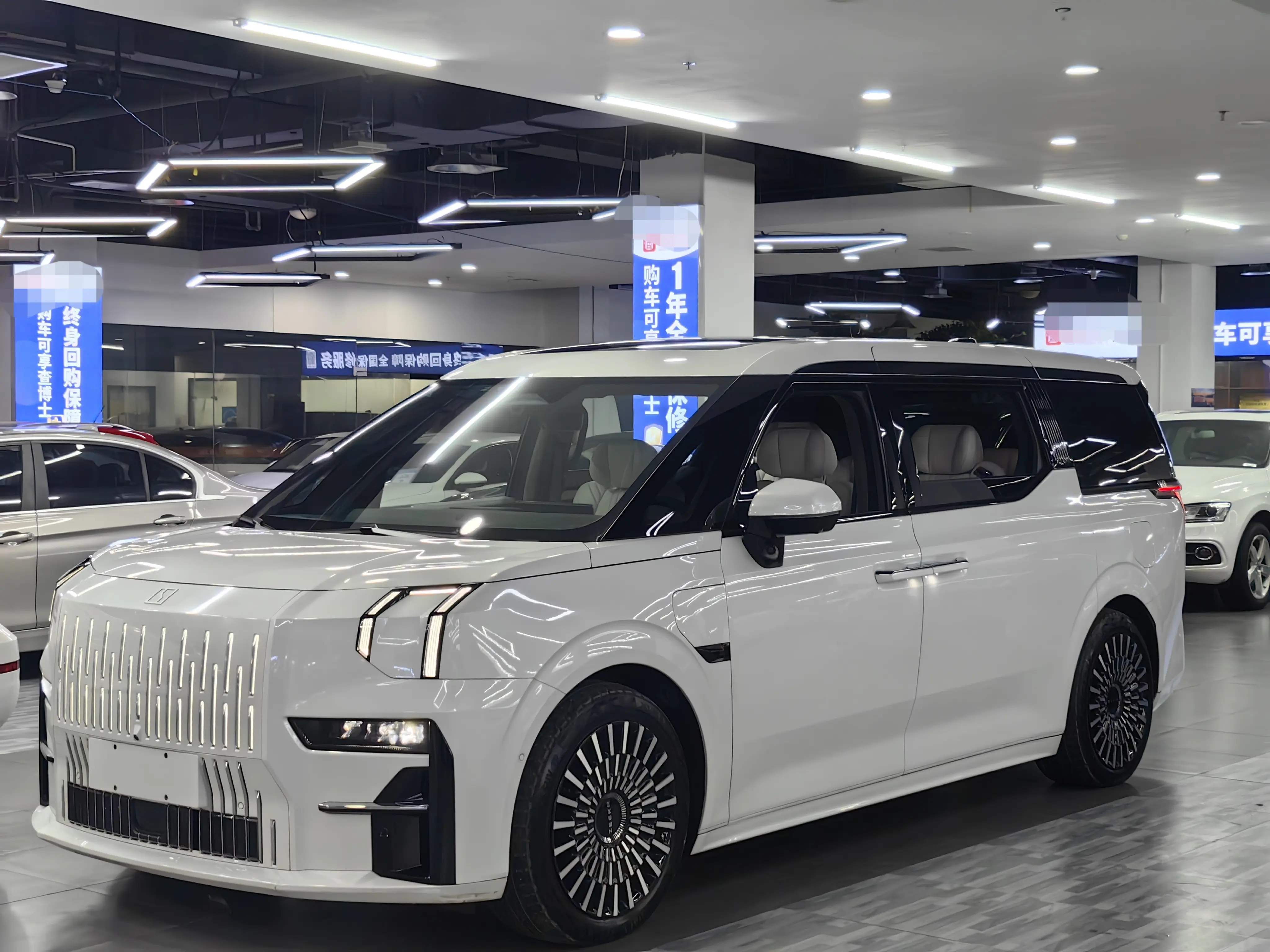 ZEEKR 009  из Китая