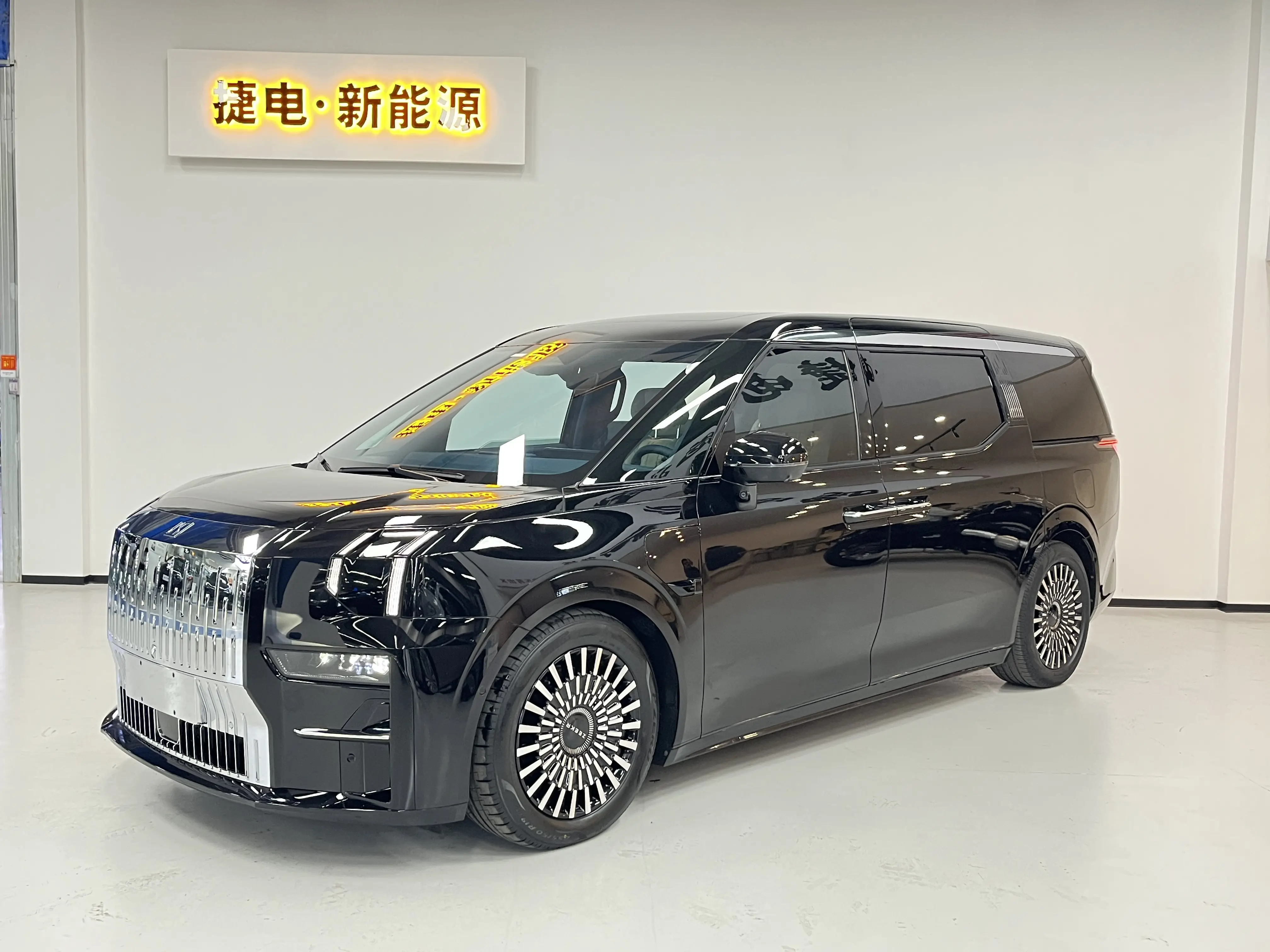 ZEEKR 009  из Китая