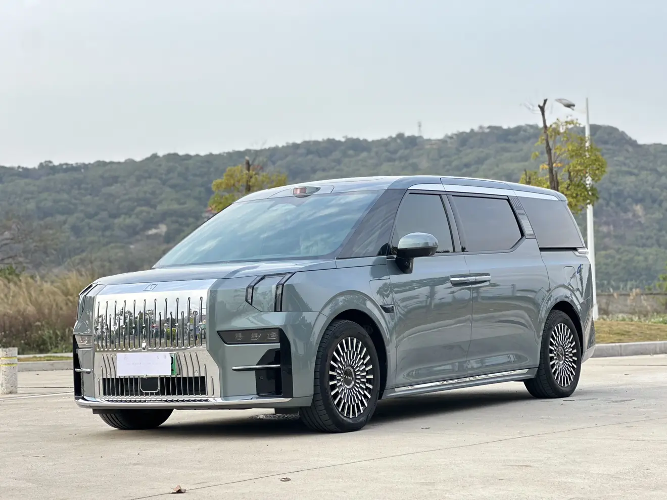 ZEEKR 009  из Китая