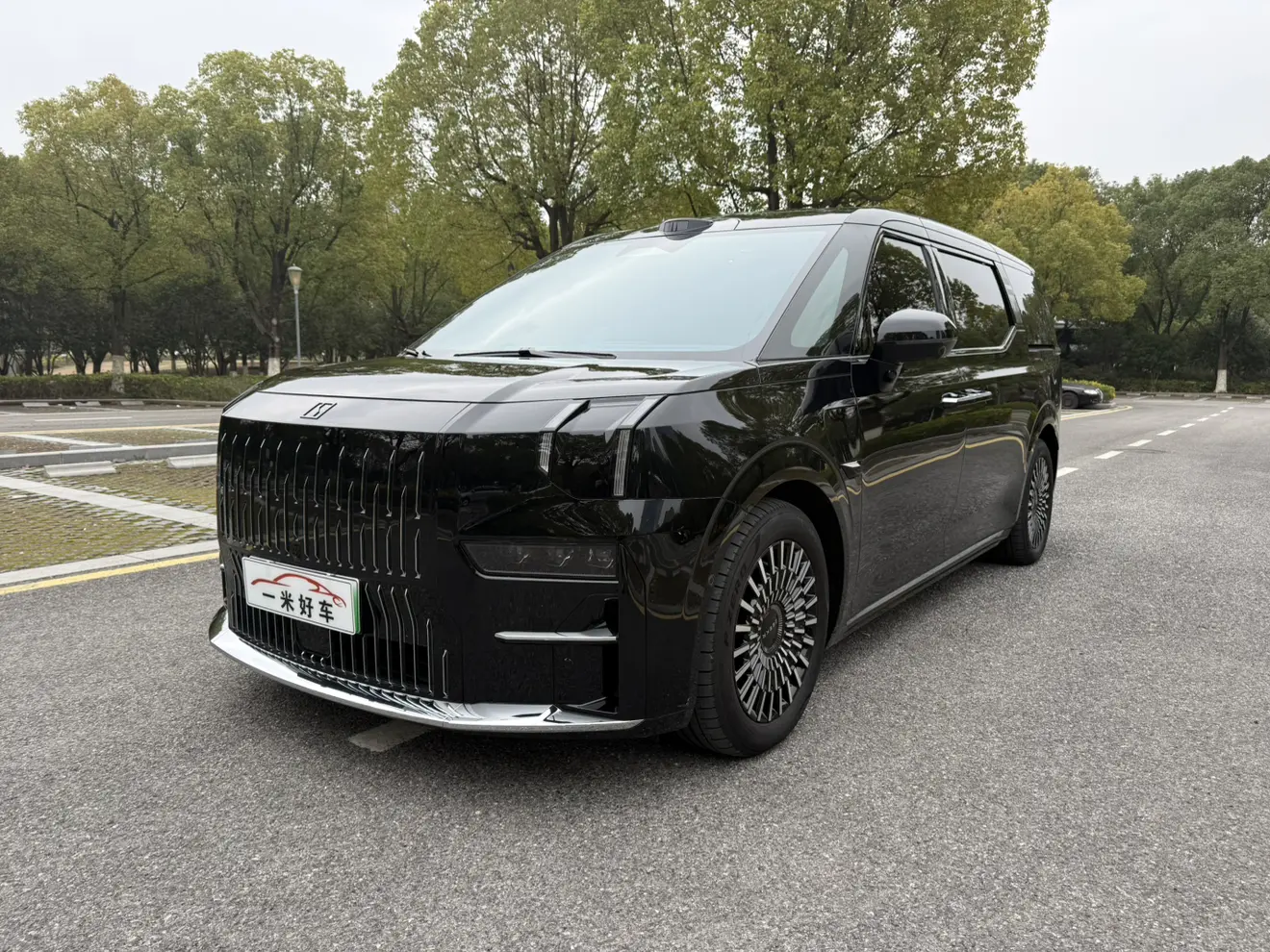 ZEEKR 009  из Китая