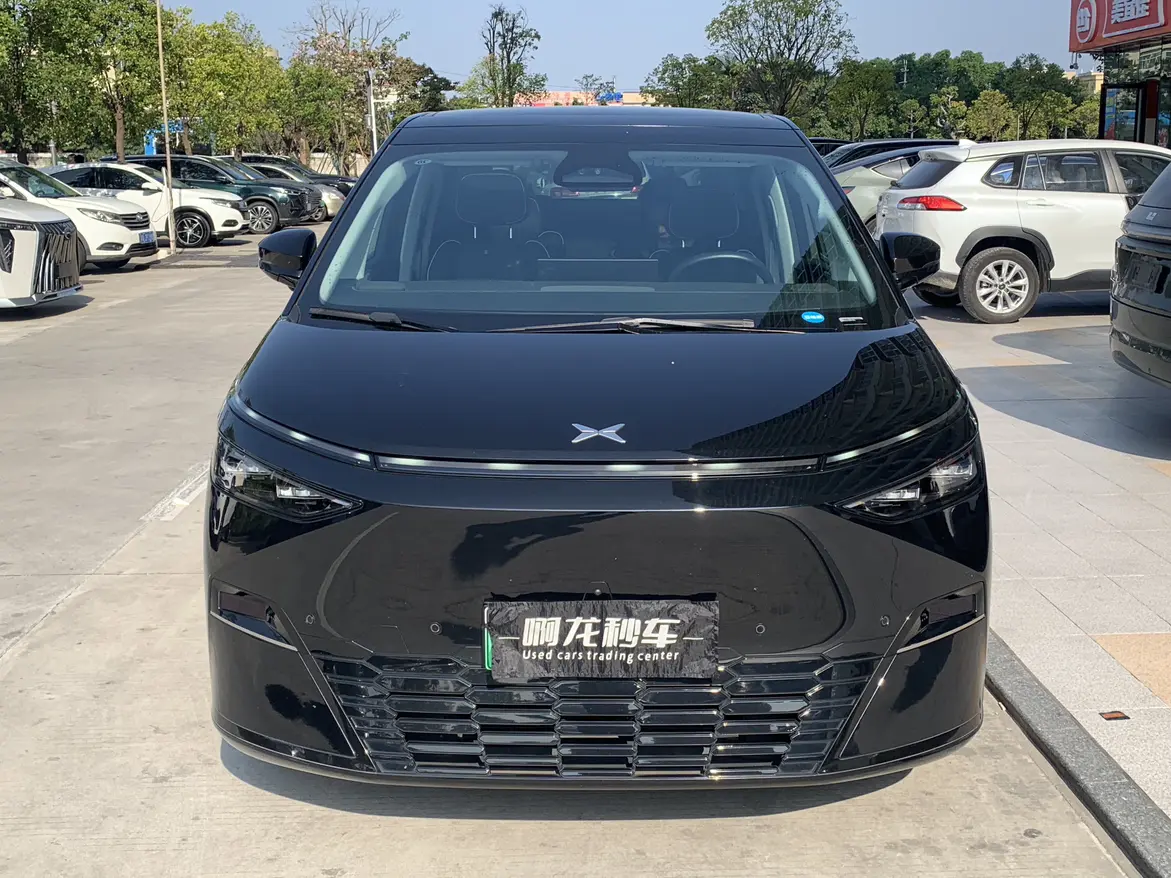 Xpeng X9  из Китая