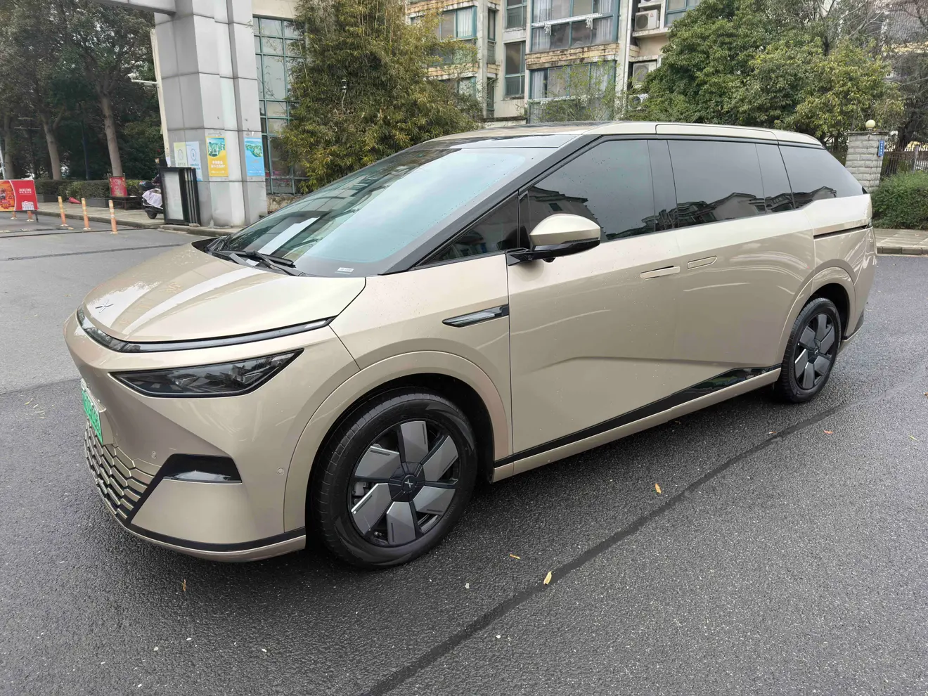 Xpeng X9  из Китая