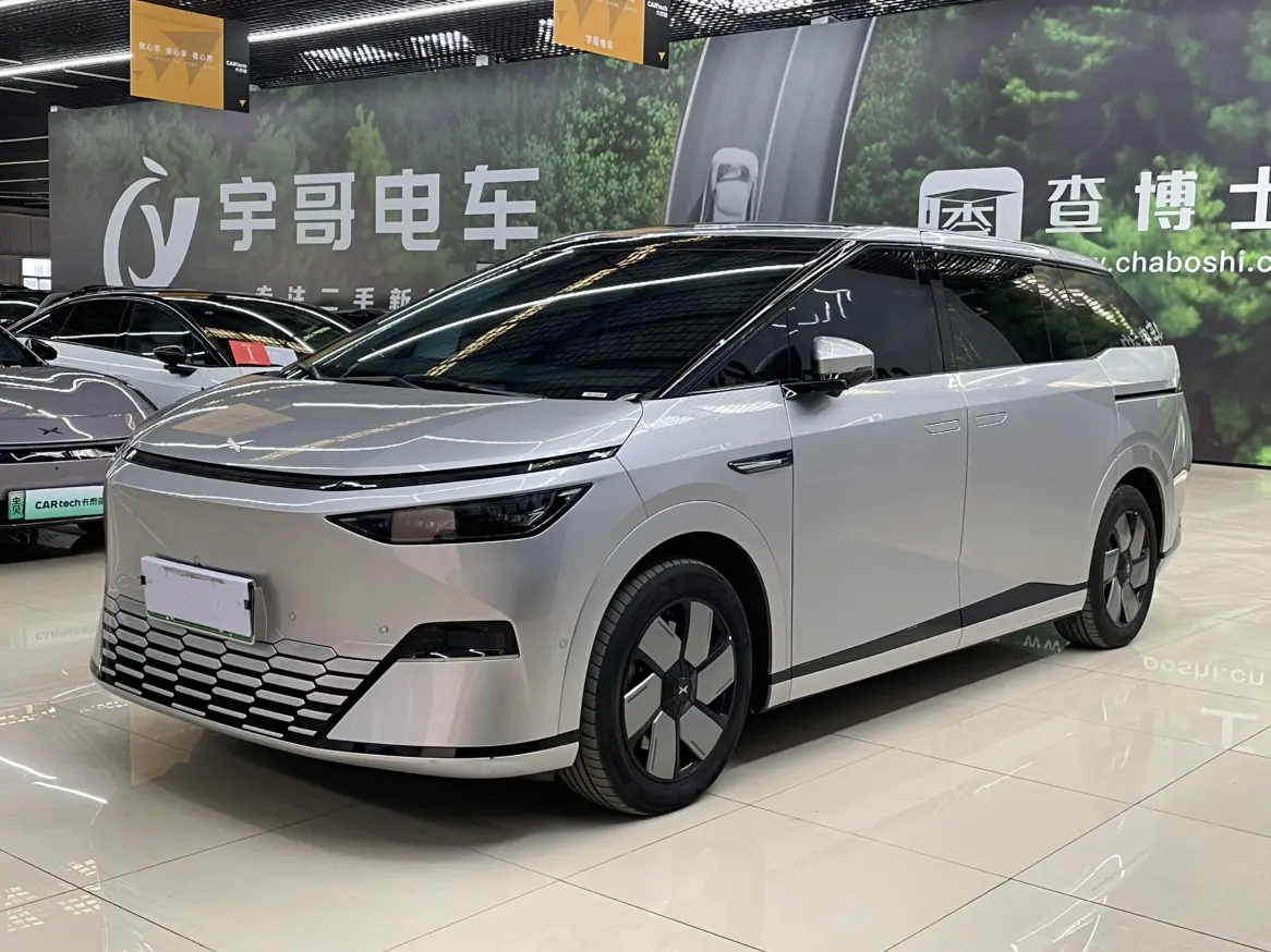 Xpeng X9  из Китая