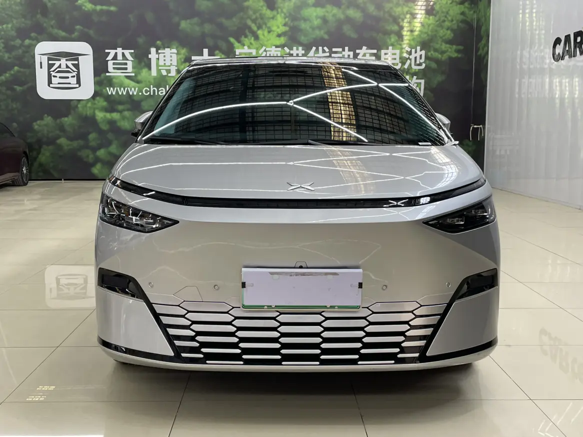 Xpeng X9  из Китая