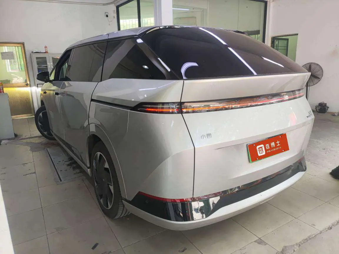 Xpeng X9  из Китая