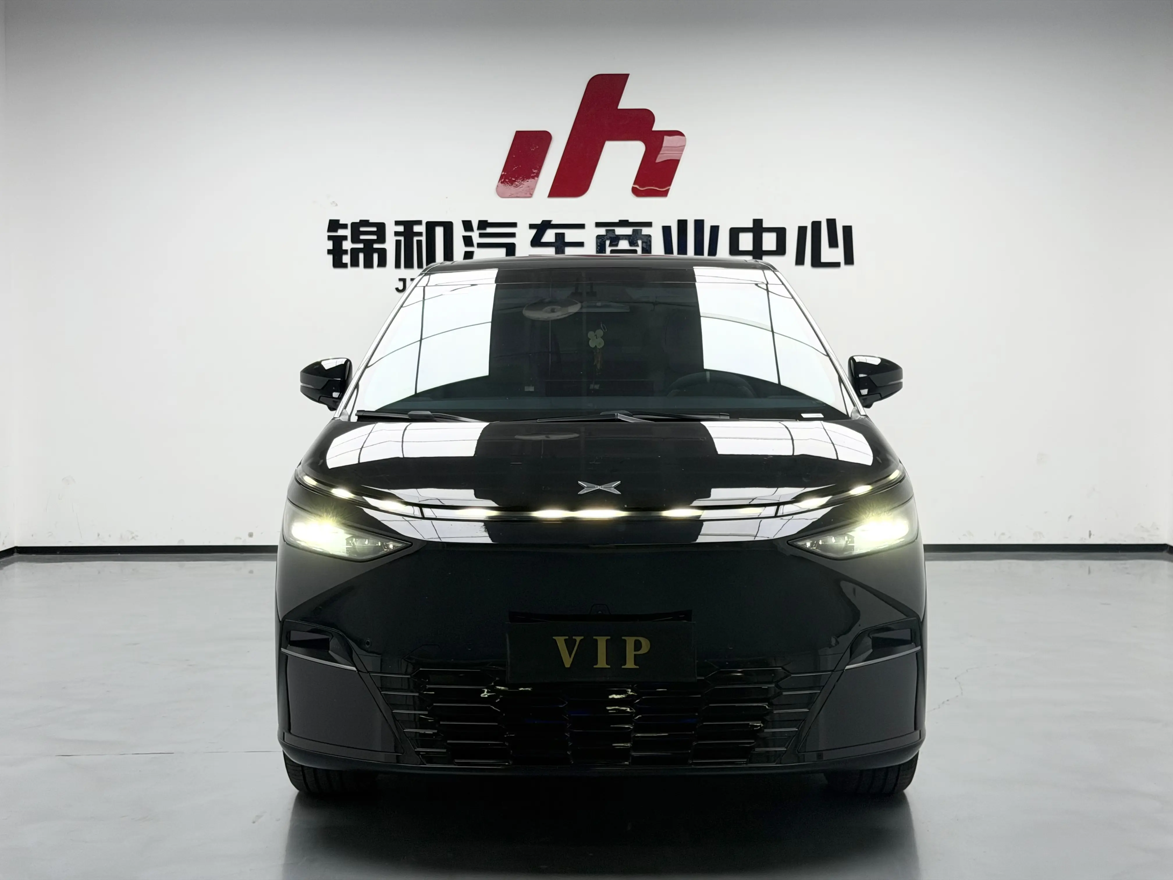 Xpeng X9  из Китая