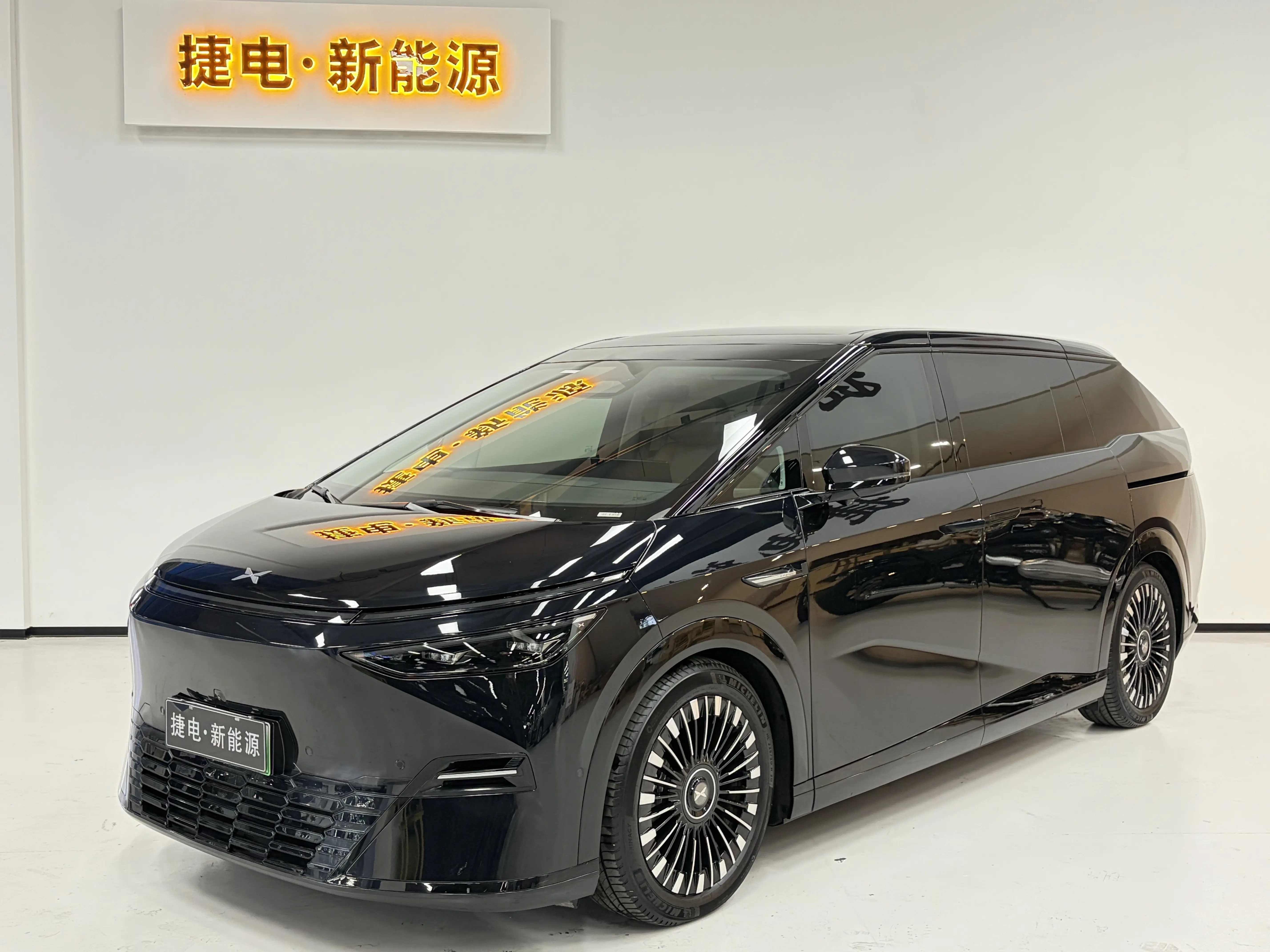 Xpeng X9  из Китая