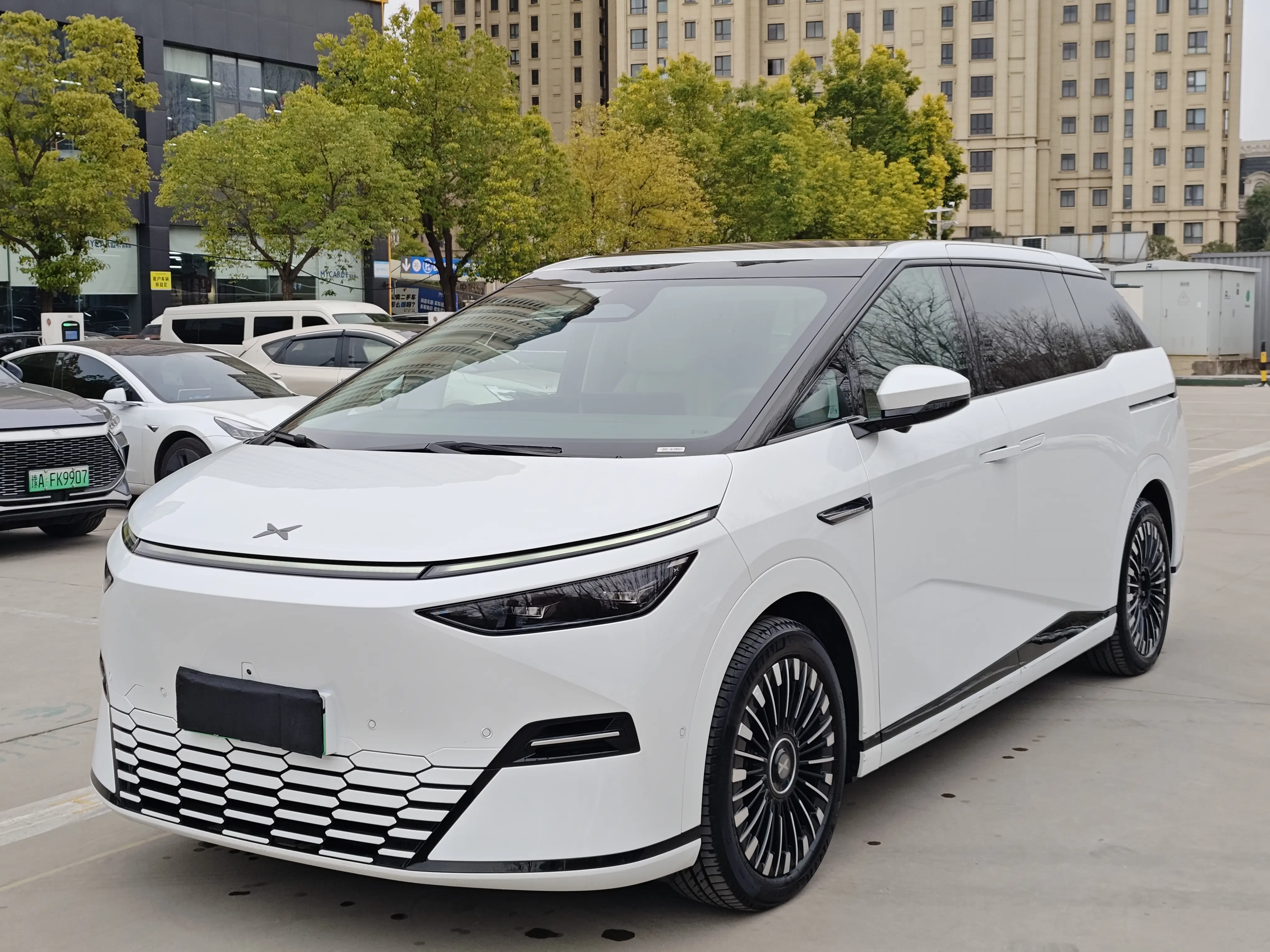 Xpeng X9  из Китая