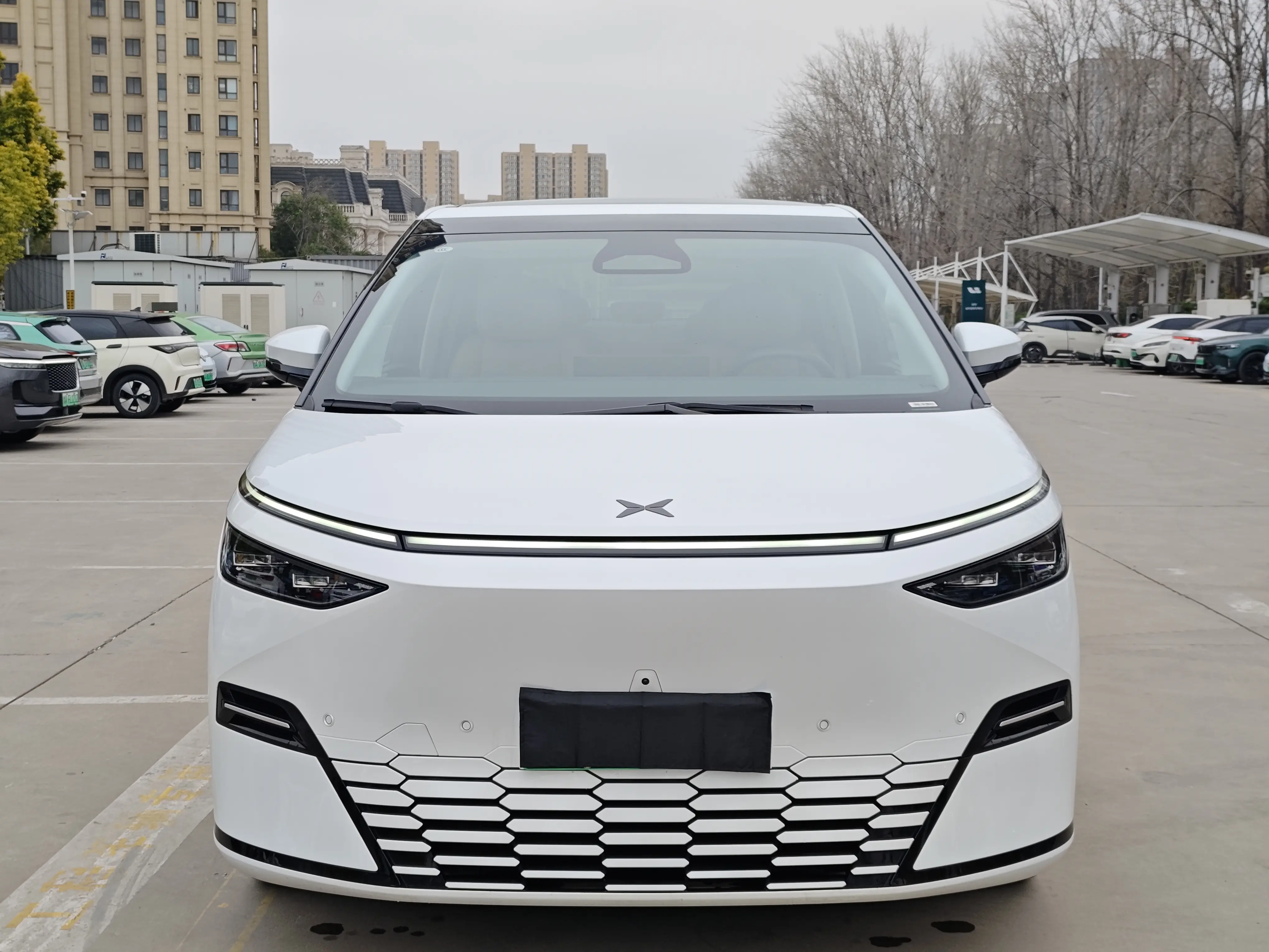 Xpeng X9  из Китая