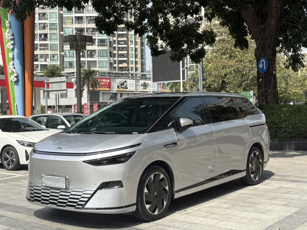 Xpeng X9  из Китая