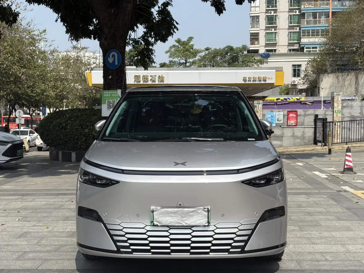 Xpeng X9  из Китая