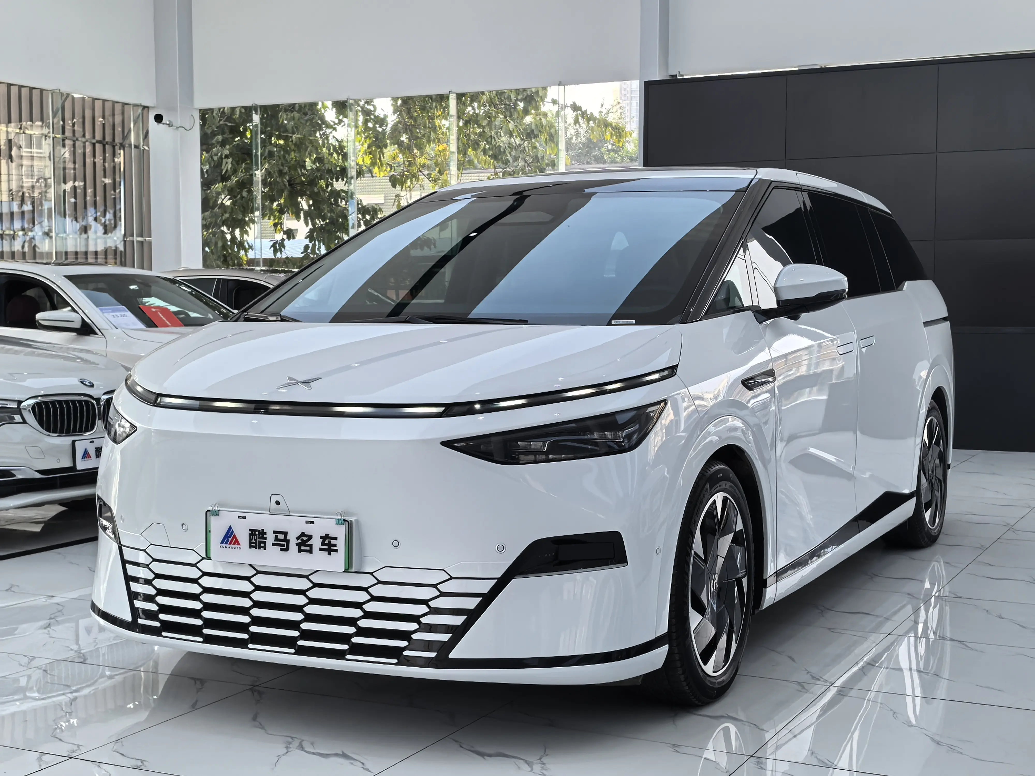 Xpeng X9  из Китая