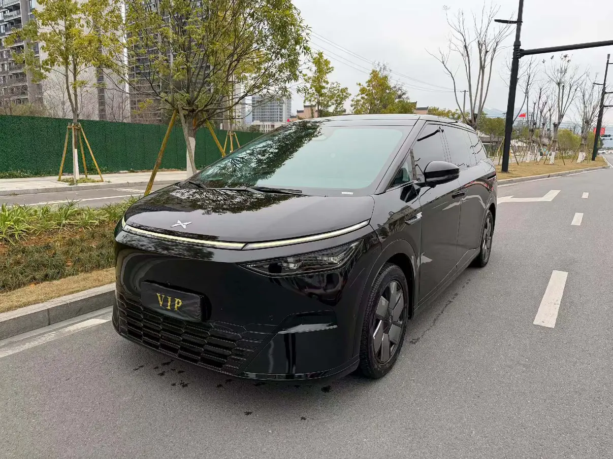Xpeng X9  из Китая
