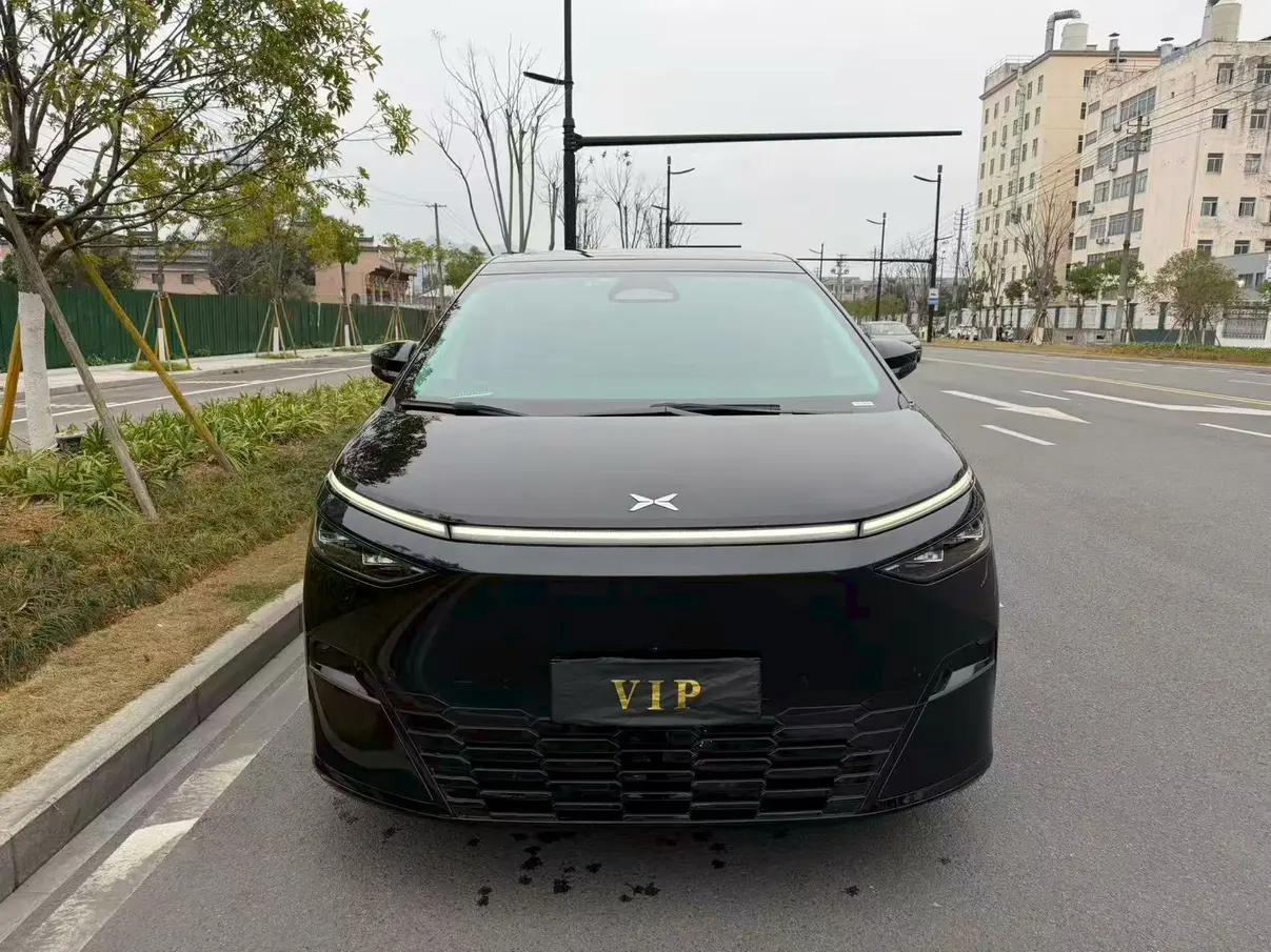 Xpeng X9  из Китая