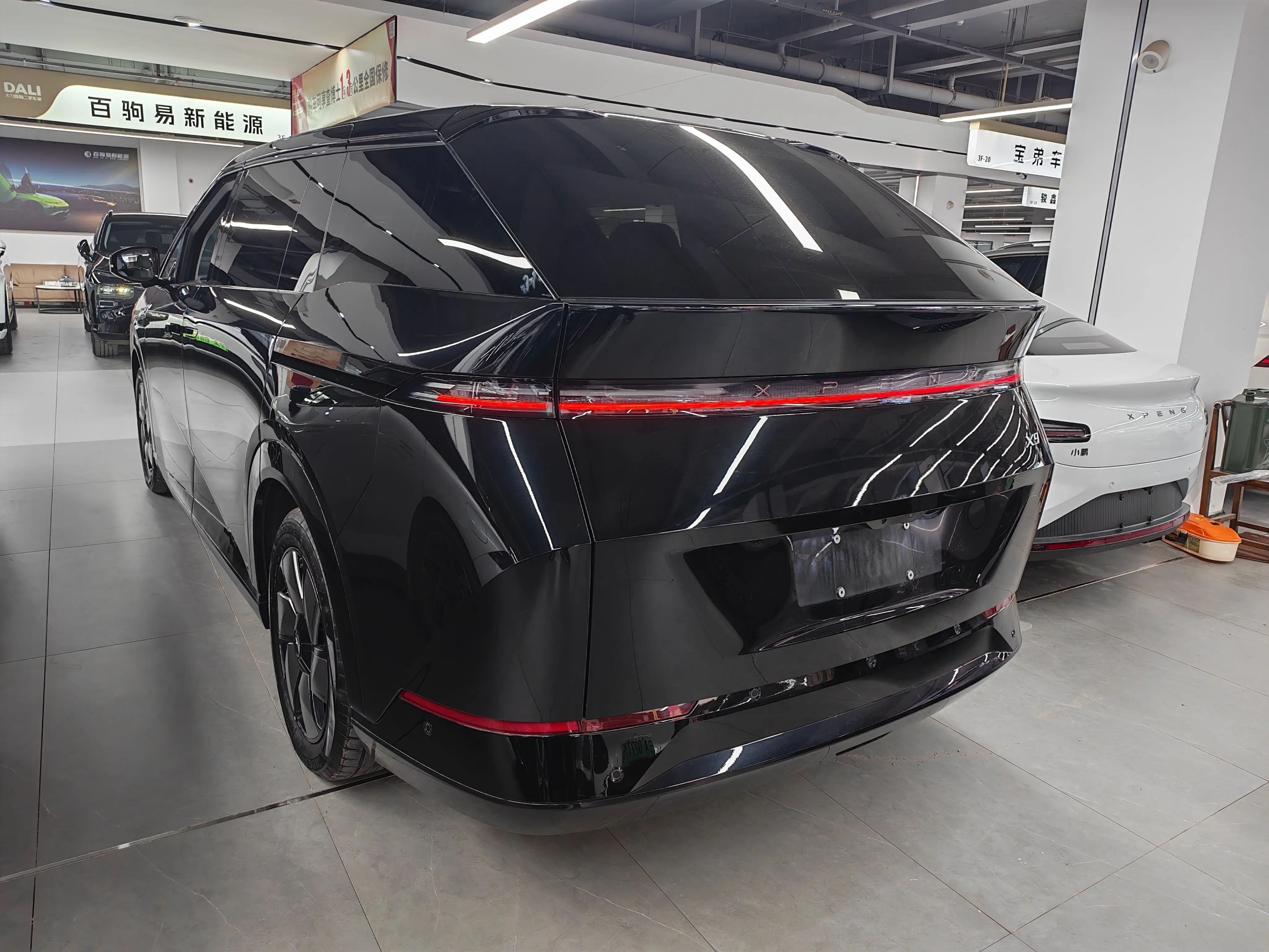 Xpeng X9  из Китая