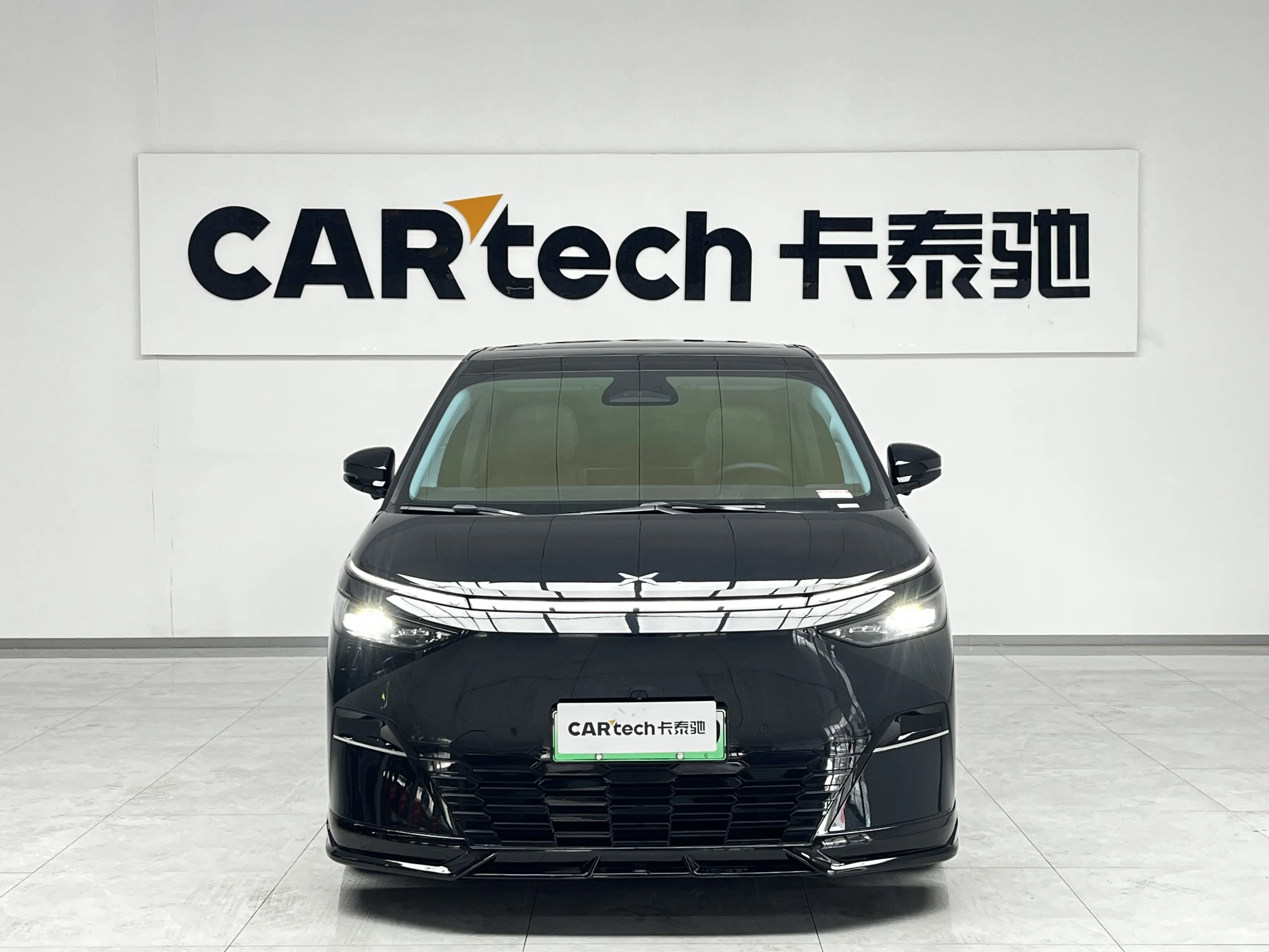 Xpeng X9  из Китая