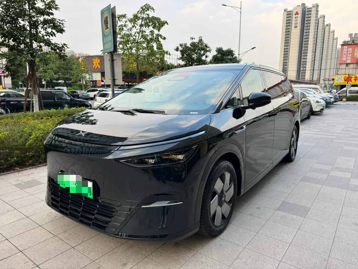 Xpeng X9  из Китая