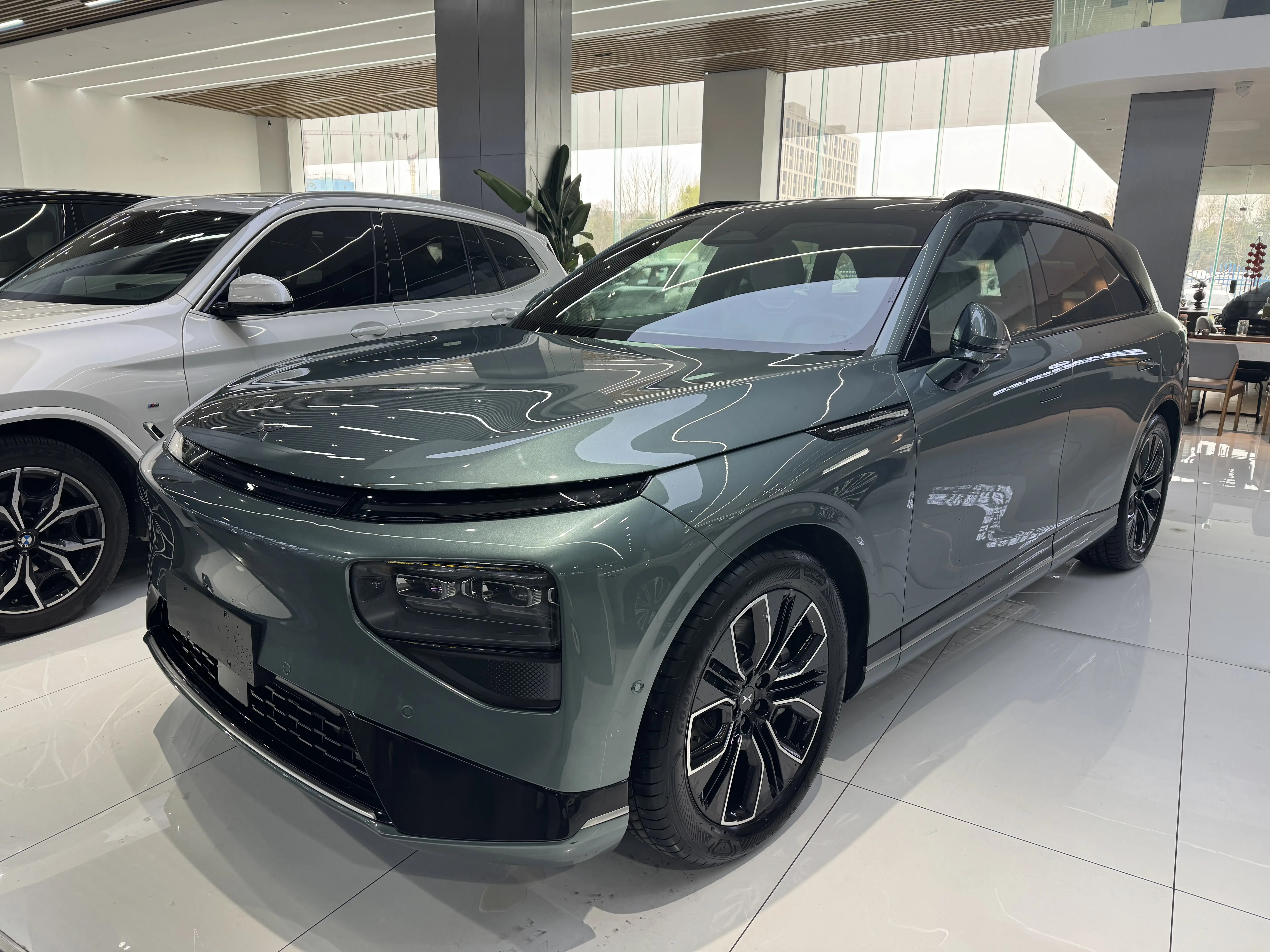 Xpeng G9  из Китая