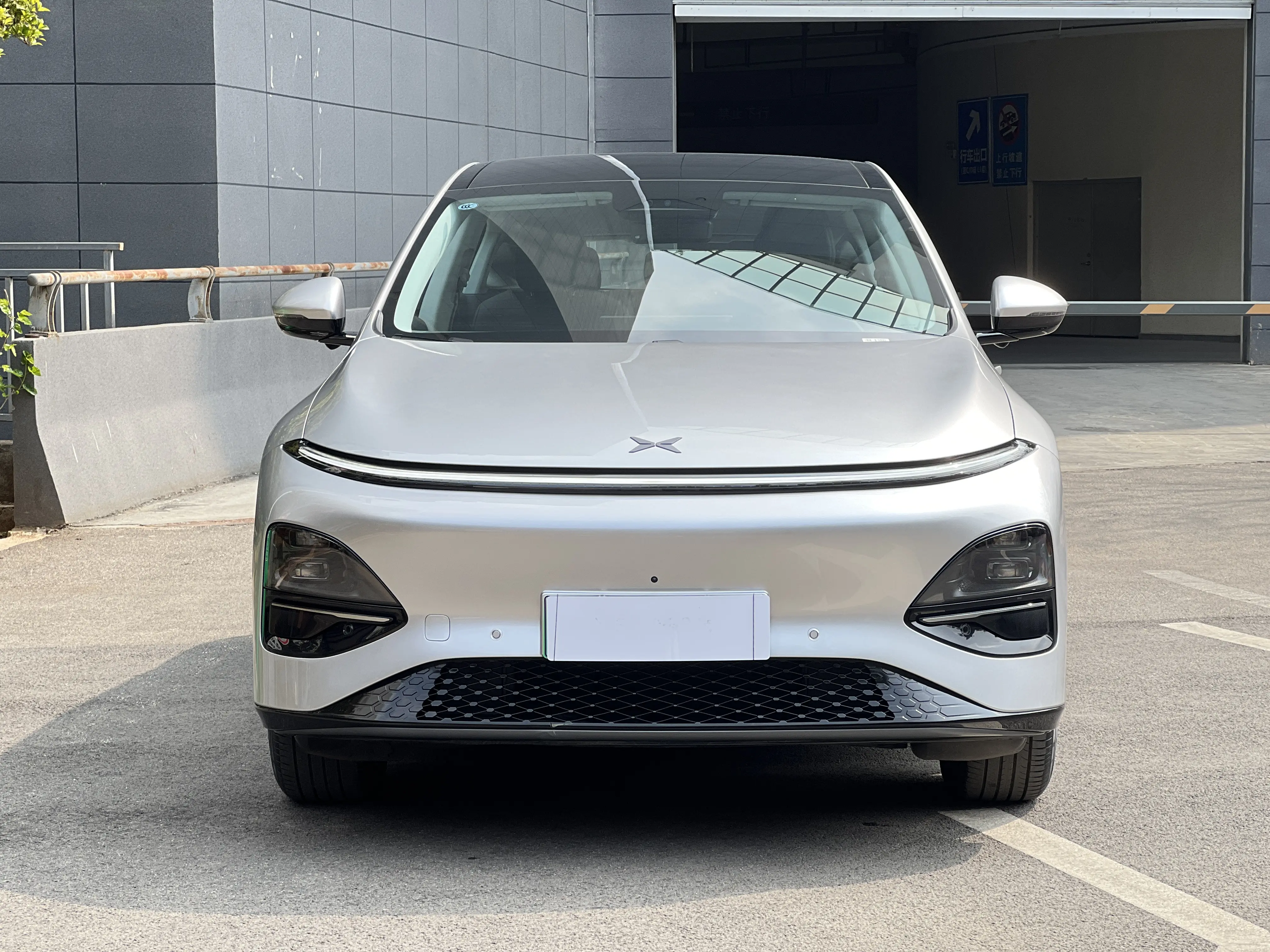 Xpeng G6  из Китая