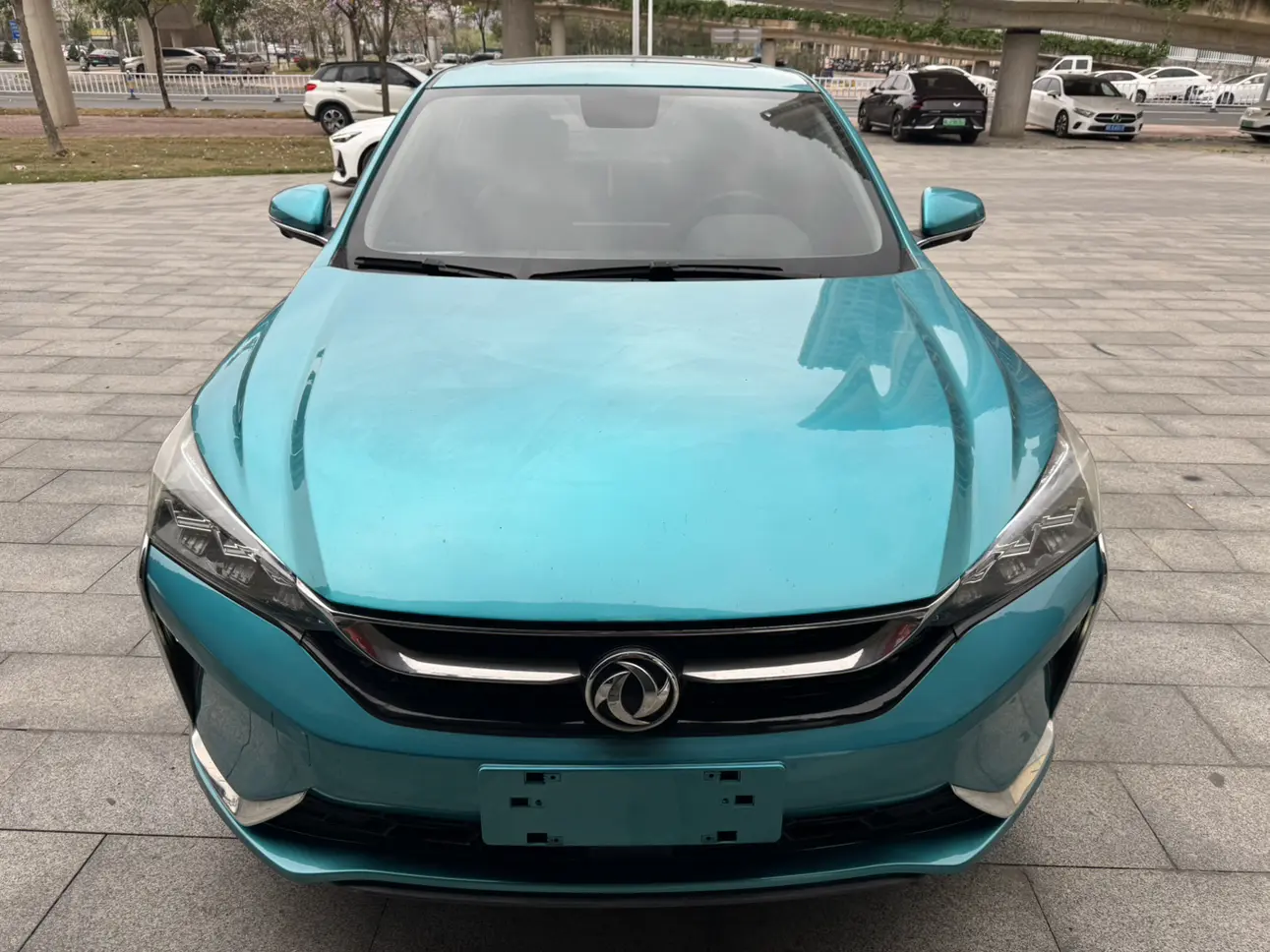 Dongfeng Yixuan  из Китая