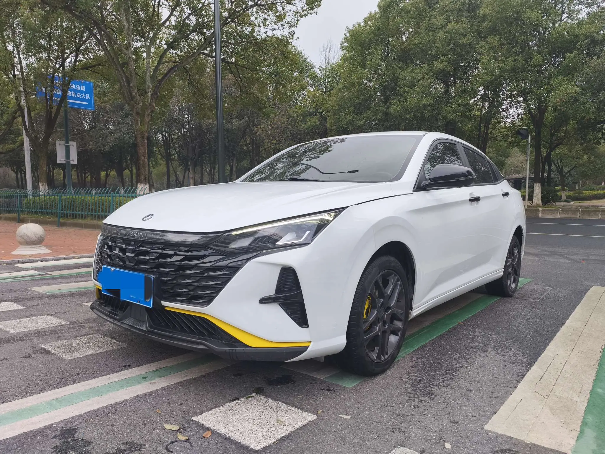 Dongfeng Yixuan  из Китая