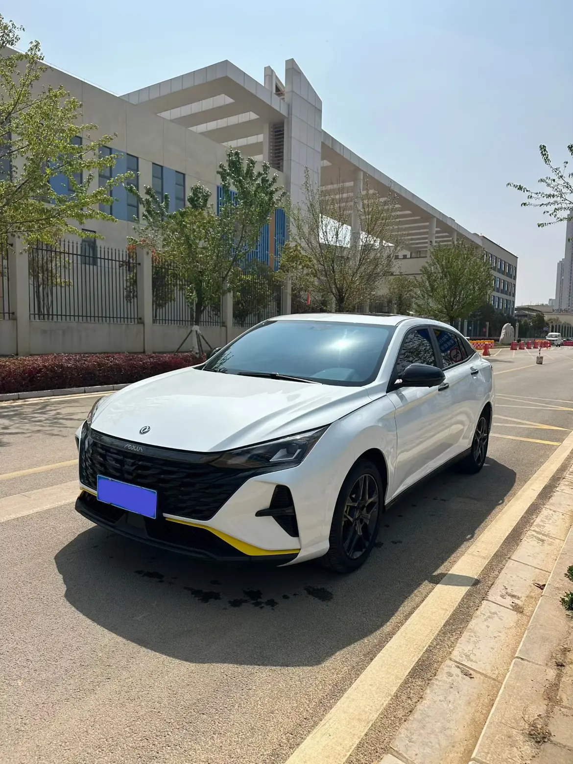 Dongfeng Yixuan  из Китая