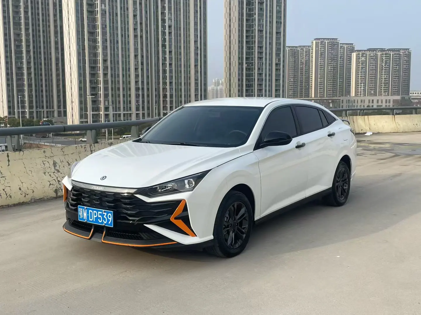 Dongfeng Yixuan  из Китая