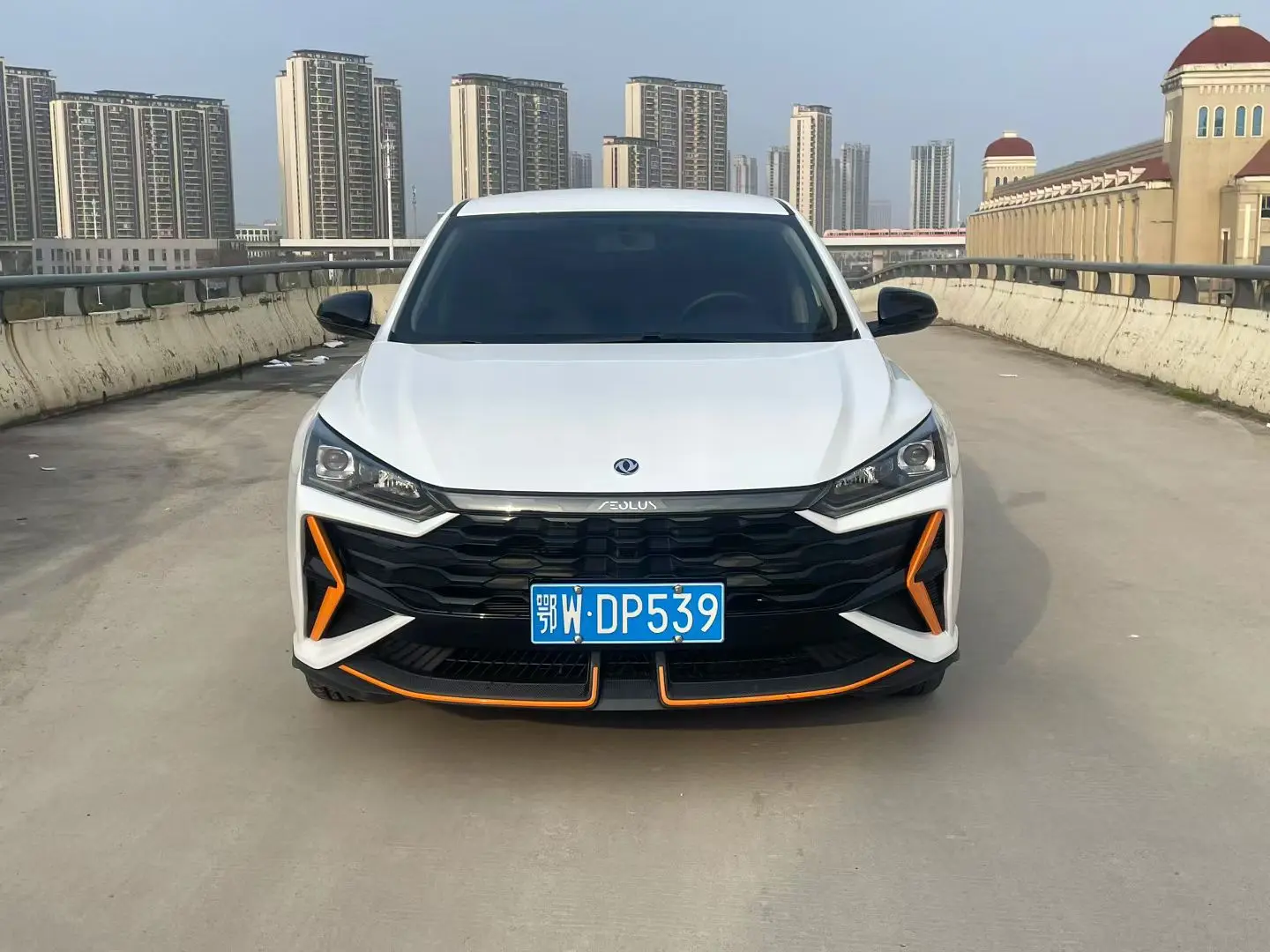 Dongfeng Yixuan  из Китая