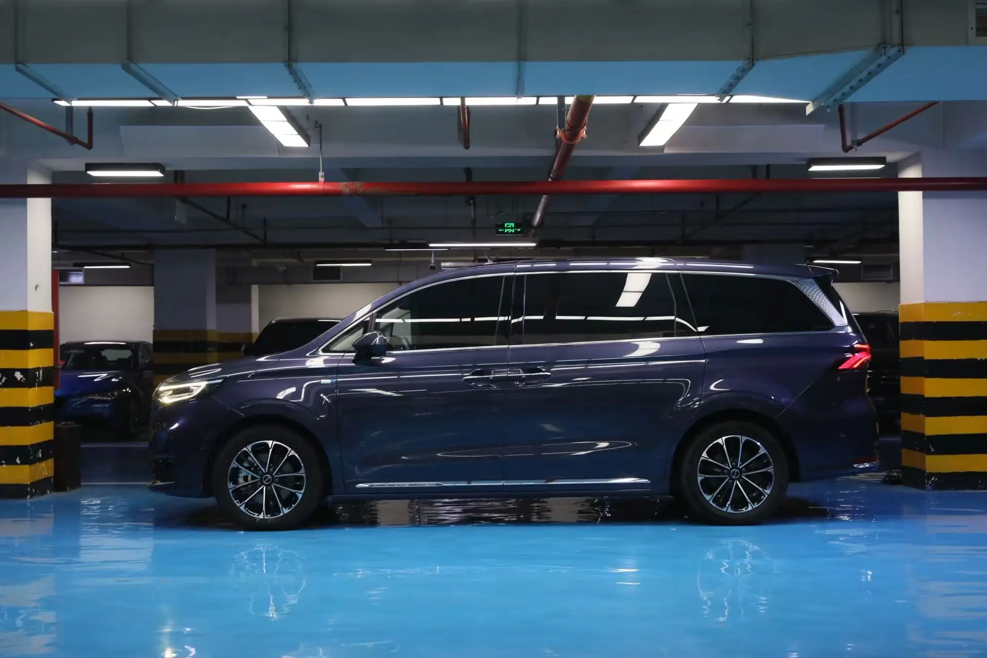 Roewe iMAX8  из Китая