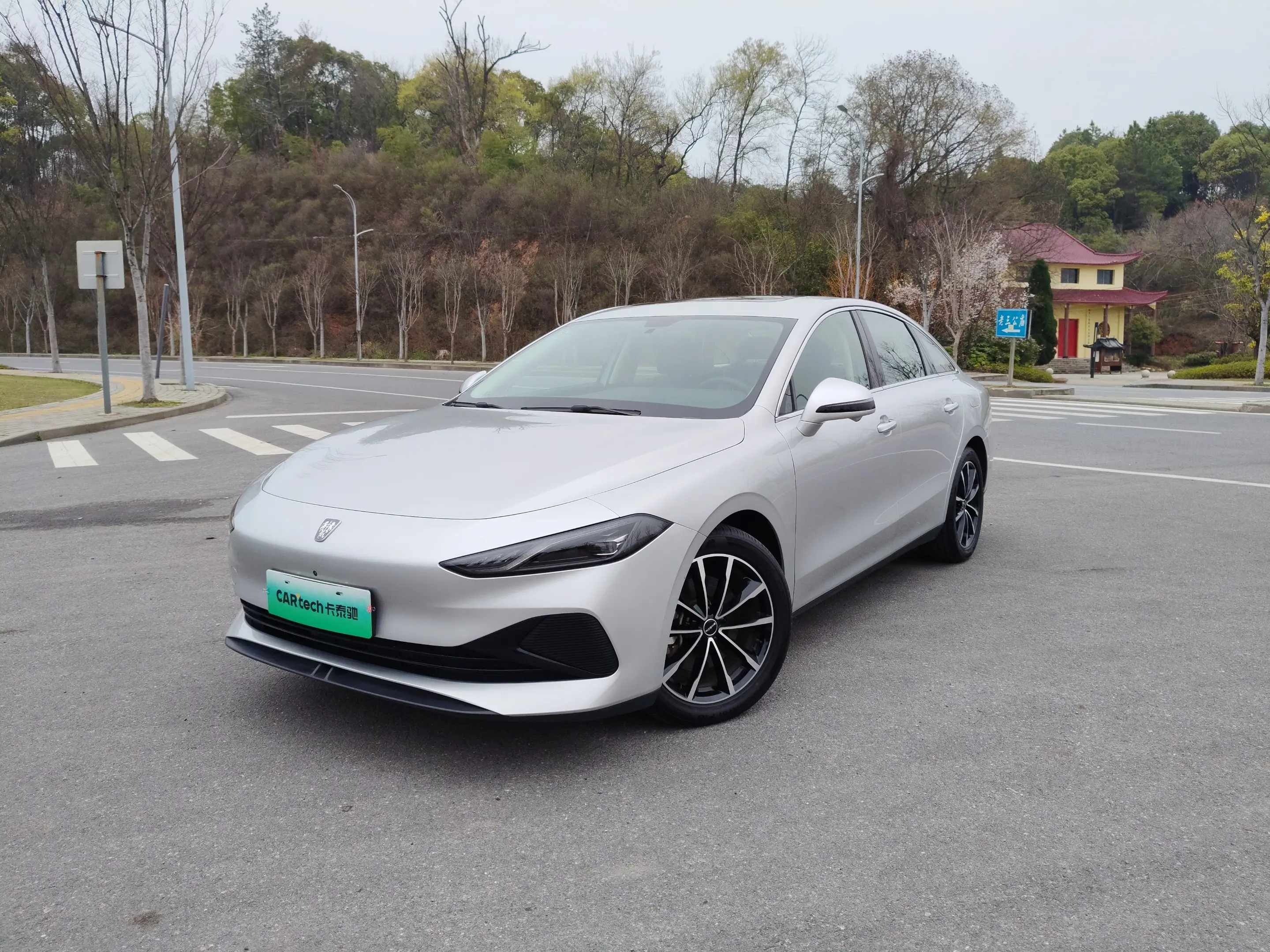 Roewe D7 DMH  из Китая