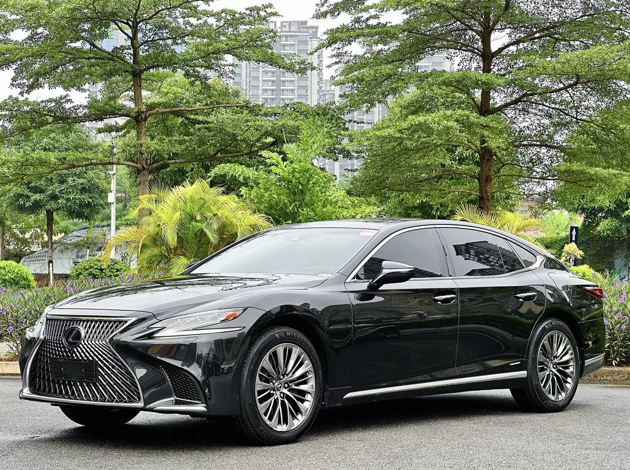 Lexus LS